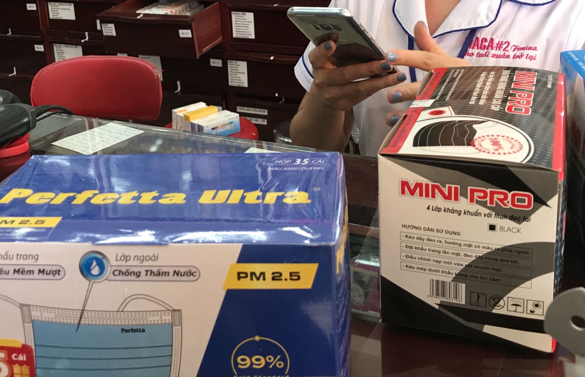 Nước rửa tay phòng viêm phổi Vũ Hán hết sạch tại TP HCM, khẩu trang y tế bị hét giá gấp 3-4 lần - Ảnh 4. Nước rửa tay phòng viêm phổi Vũ Hán hết sạch tại TP HCM, khẩu trang y tế bị hét giá gấp 3-4 lần - Ảnh 4.