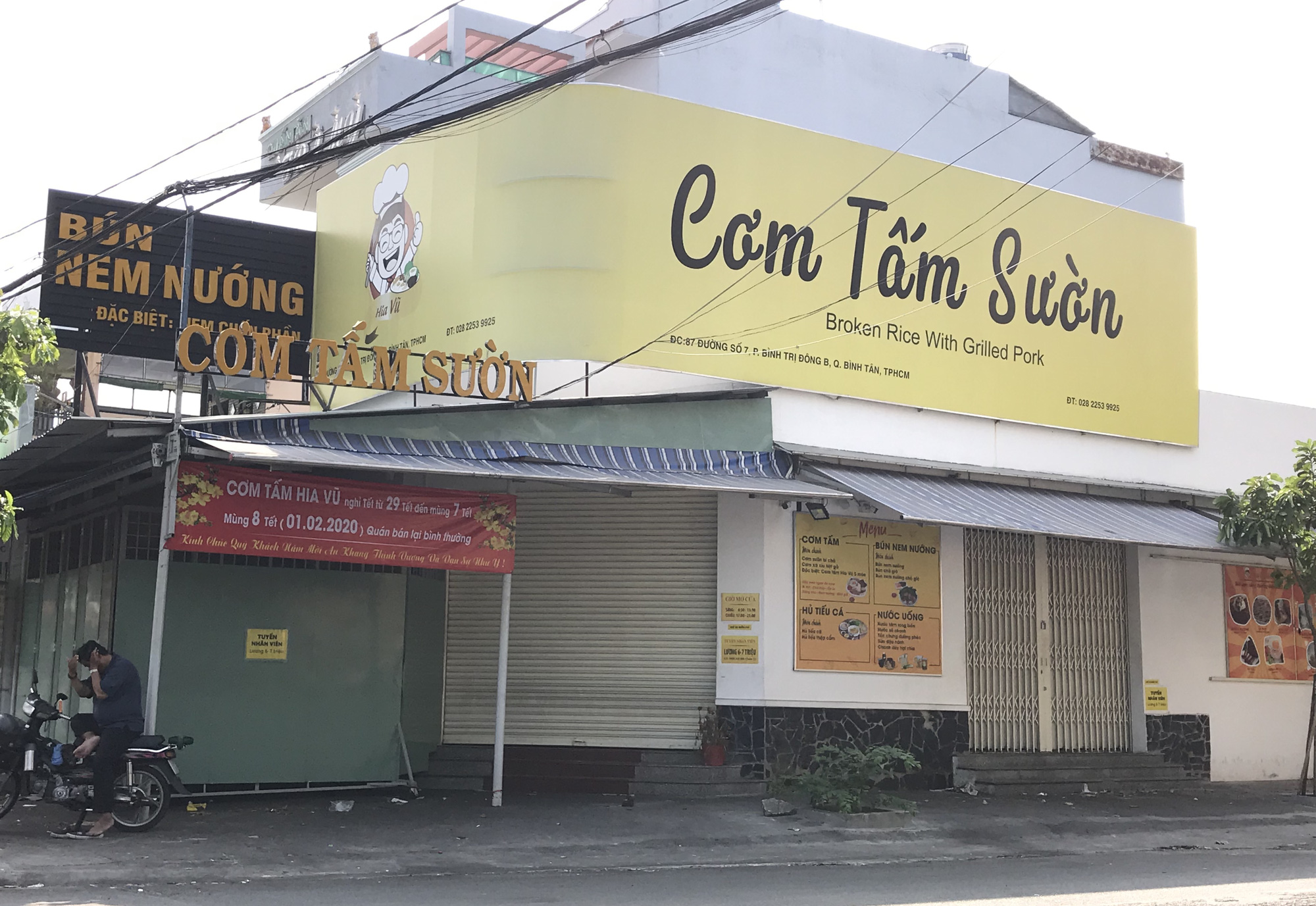 Hàng quán Sài Gòn còn ăn Tết, đóng cửa im ỉm, chưa khai trương dù đã bước qua mùng 7 - Ảnh 3.