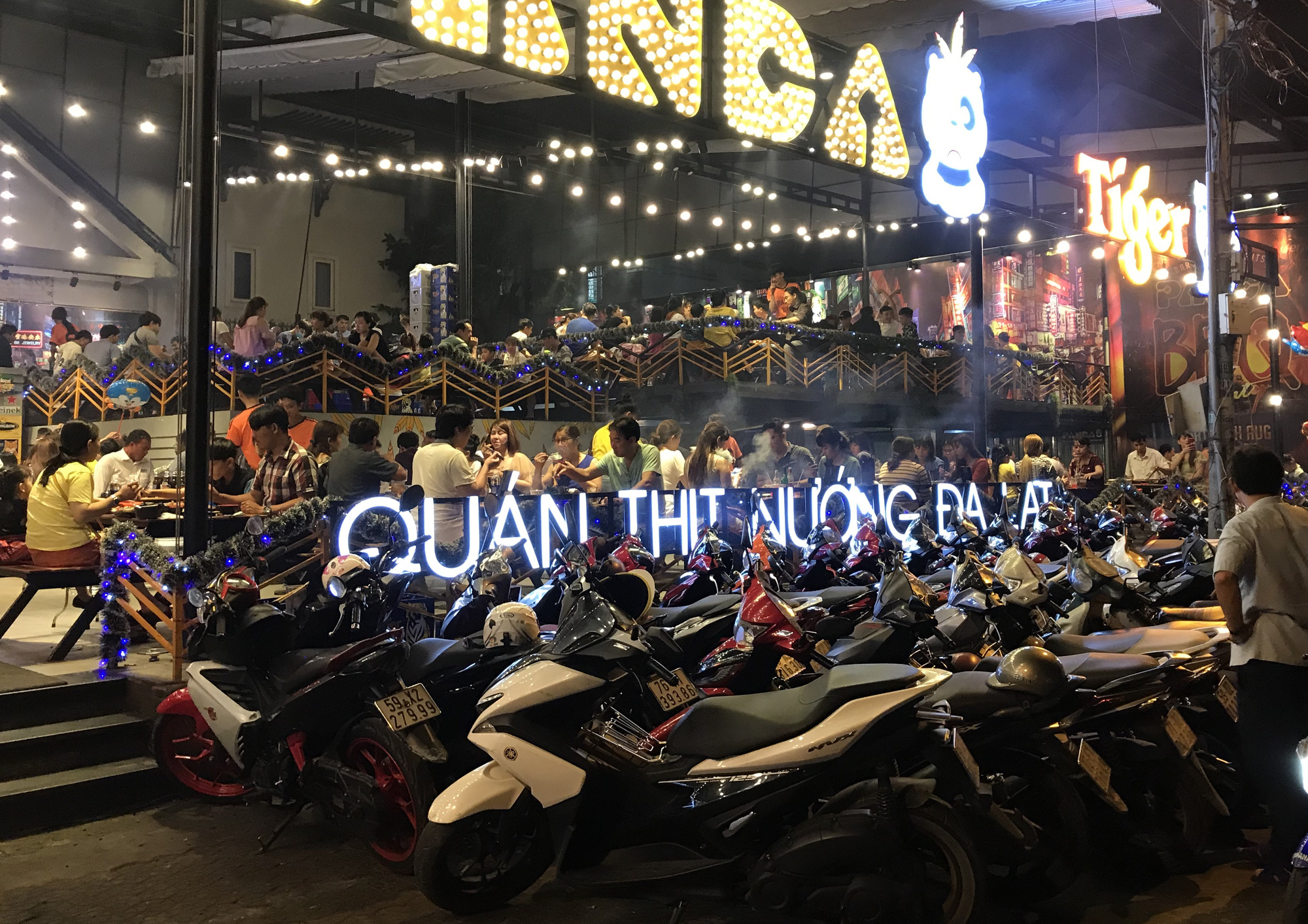 Hàng quán Sài Gòn còn ăn Tết, đóng cửa im ỉm, chưa khai trương dù đã bước qua mùng 7 - Ảnh 12.
