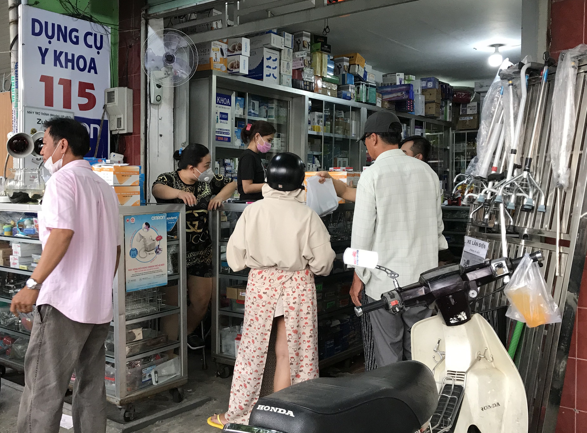 Lập biên bản cửa hàng lợi dụng dịch viêm phổi Vũ Hán hét giá khẩu trang - Ảnh 2. Lập biên bản cửa hàng lợi dụng dịch viêm phổi Vũ Hán hét giá khẩu trang - Ảnh 2.
