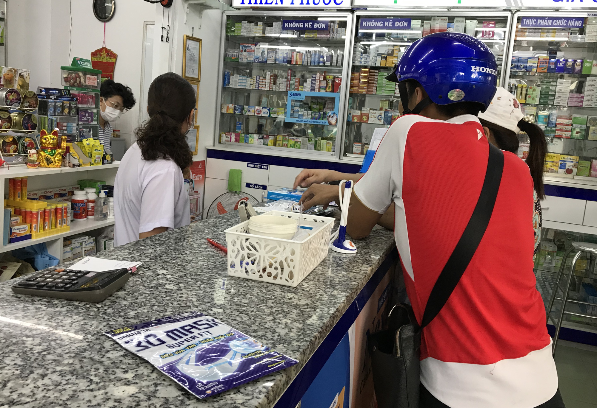 Nước rửa tay phòng viêm phổi Vũ Hán hết sạch tại TP HCM, khẩu trang y tế bị hét giá gấp 3-4 lần - Ảnh 2. Nước rửa tay phòng viêm phổi Vũ Hán hết sạch tại TP HCM, khẩu trang y tế bị hét giá gấp 3-4 lần - Ảnh 2.