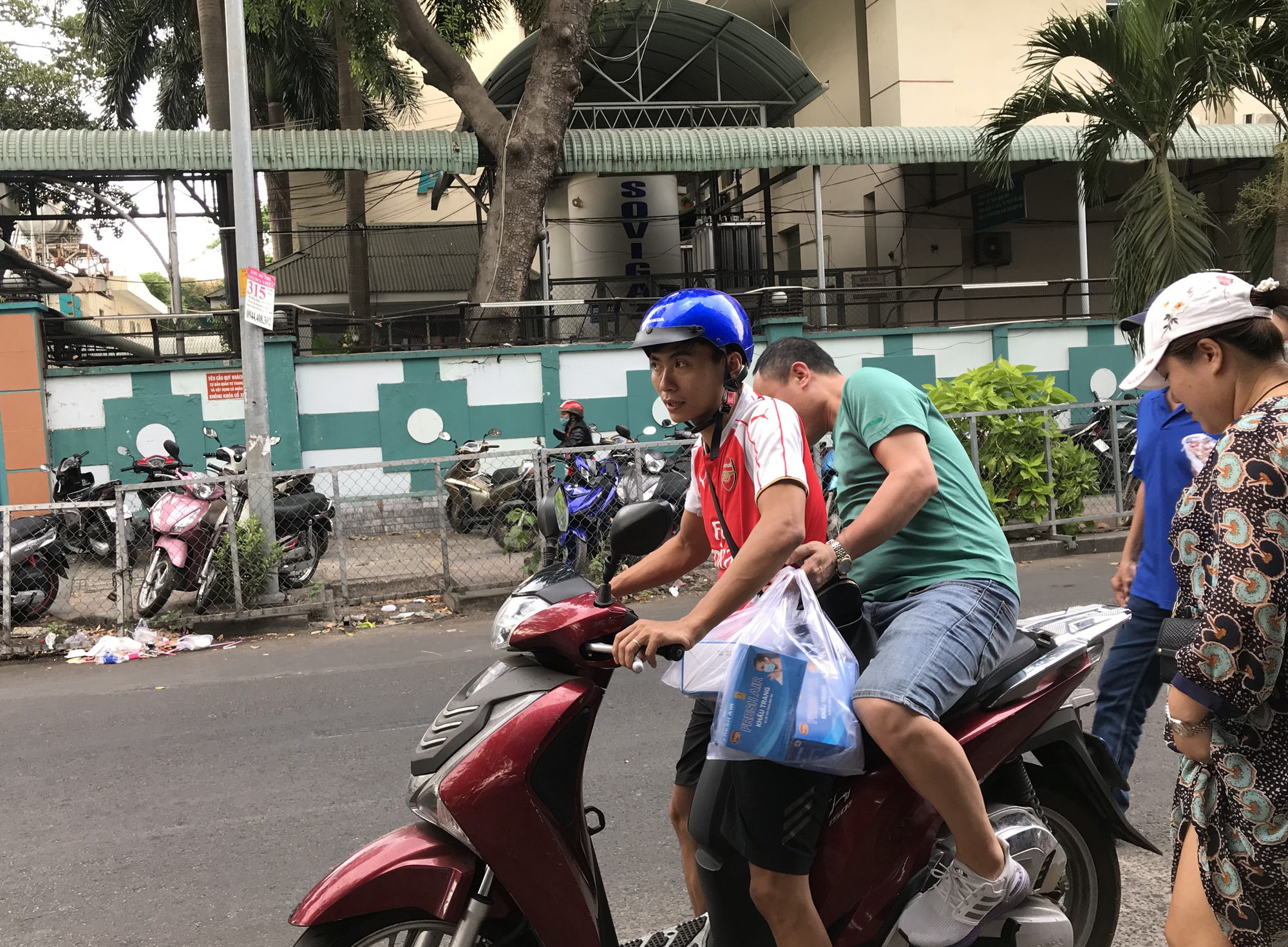 Nước rửa tay phòng viêm phổi Vũ Hán hết sạch tại TP HCM, khẩu trang y tế bị hét giá gấp 3-4 lần - Ảnh 5. Nước rửa tay phòng viêm phổi Vũ Hán hết sạch tại TP HCM, khẩu trang y tế bị hét giá gấp 3-4 lần - Ảnh 5.