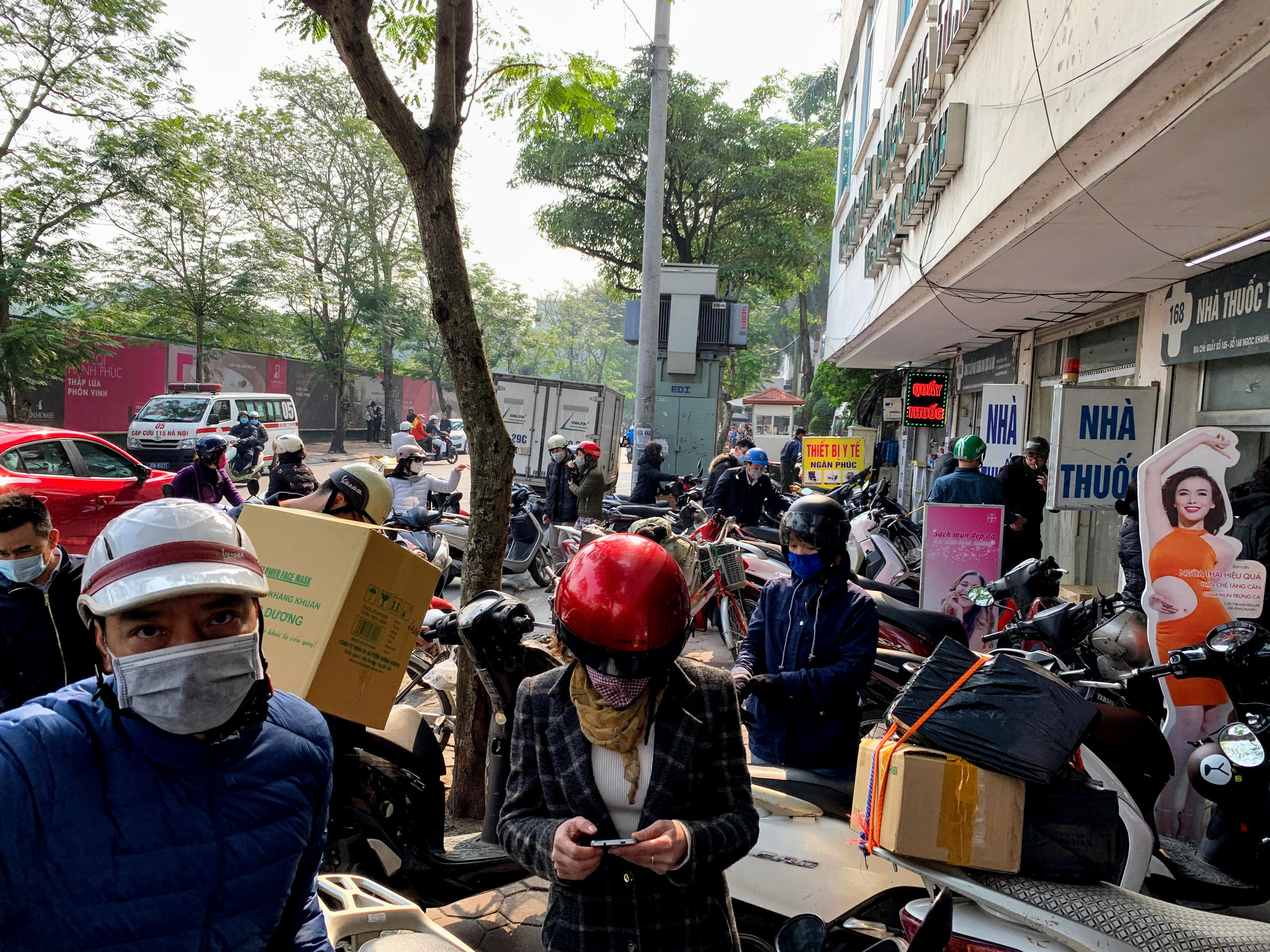 Tất cả các kệ hàng trống trơn, Hà Nội đang cạn kiệt khẩu trang y tế phòng dịch? - Ảnh 11. Tất cả các kệ hàng trống trơn, Hà Nội đang cạn kiệt khẩu trang y tế phòng dịch? - Ảnh 11.