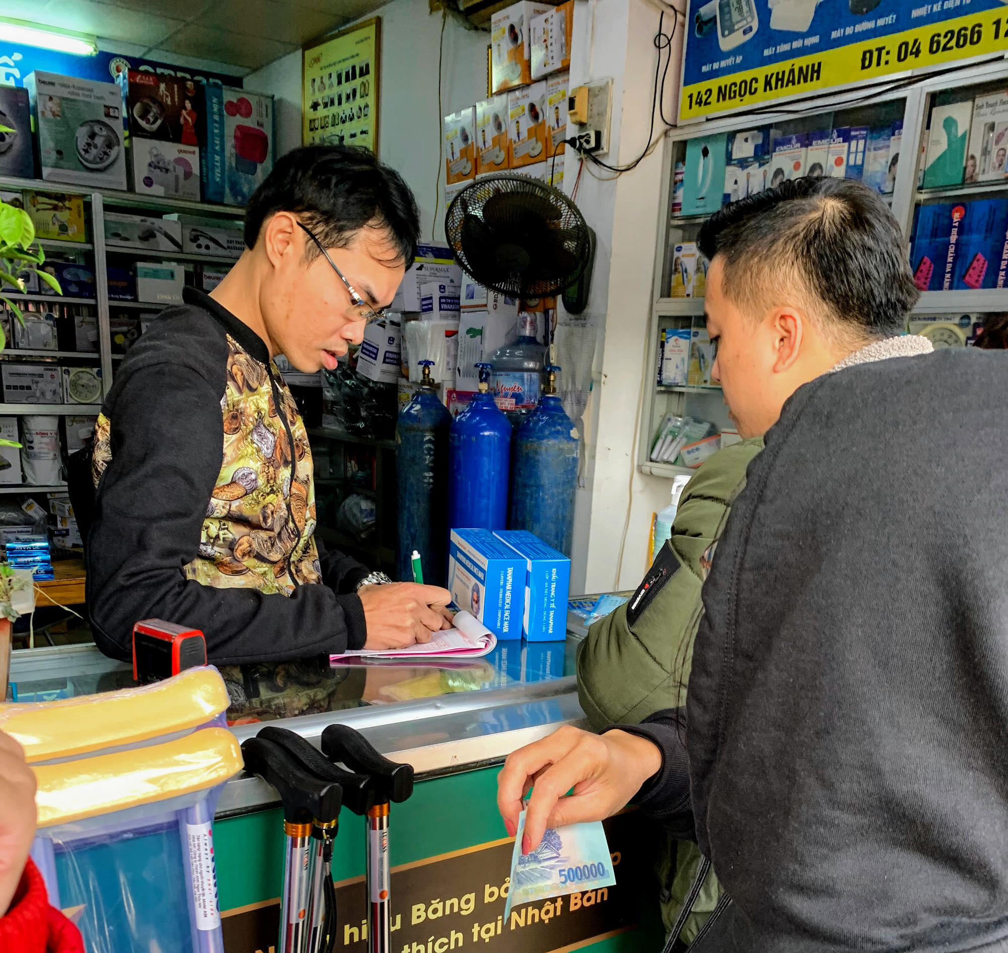 Khẩu trang y tế, nước rửa tay thời dịch cúm corona lợi nhuận siêu khủng, giá tăng gấp 5 vẫn 'cháy hàng' - Ảnh 8. Khẩu trang y tế, nước rửa tay thời dịch cúm corona lợi nhuận siêu khủng, giá tăng gấp 5 vẫn 'cháy hàng' - Ảnh 8.