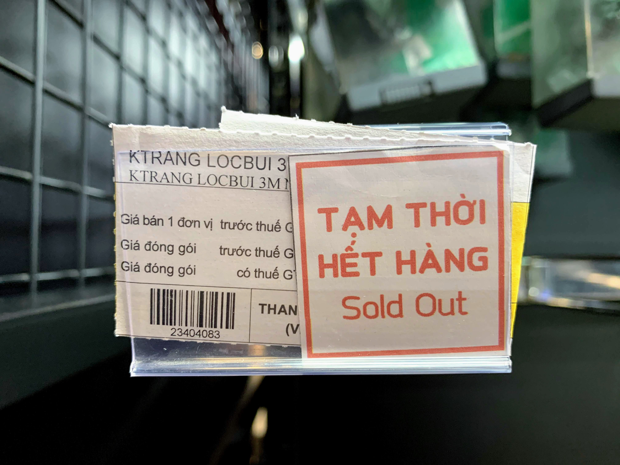 Tất cả các kệ hàng trống trơn, Hà Nội đang cạn kiệt khẩu trang y tế phòng dịch? - Ảnh 6. Tất cả các kệ hàng trống trơn, Hà Nội đang cạn kiệt khẩu trang y tế phòng dịch? - Ảnh 6.