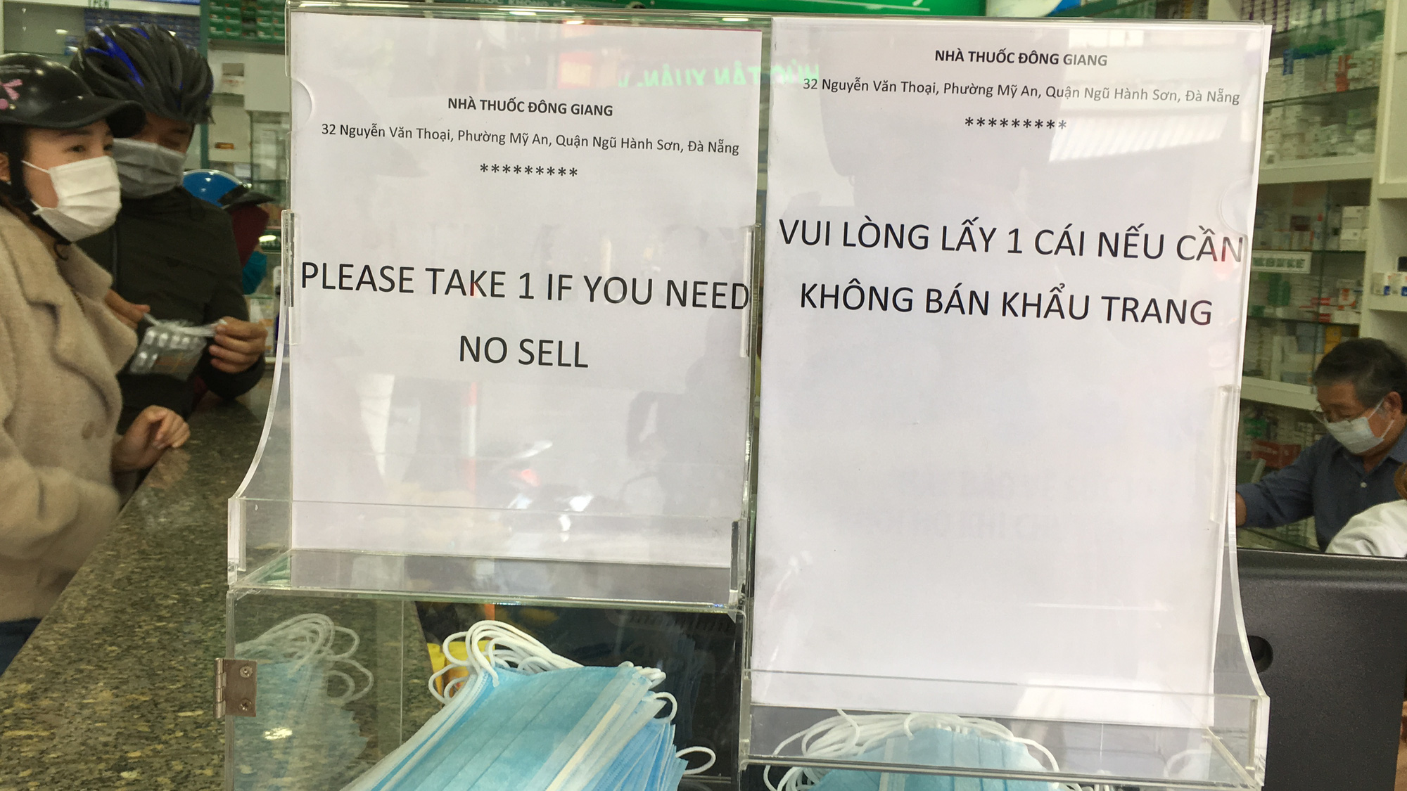 Nhà thuốc Đà Nẵng phát miễn phí khẩu trang giữa 'bão'  tăng giá gấp 3-4 lần - Ảnh 3.