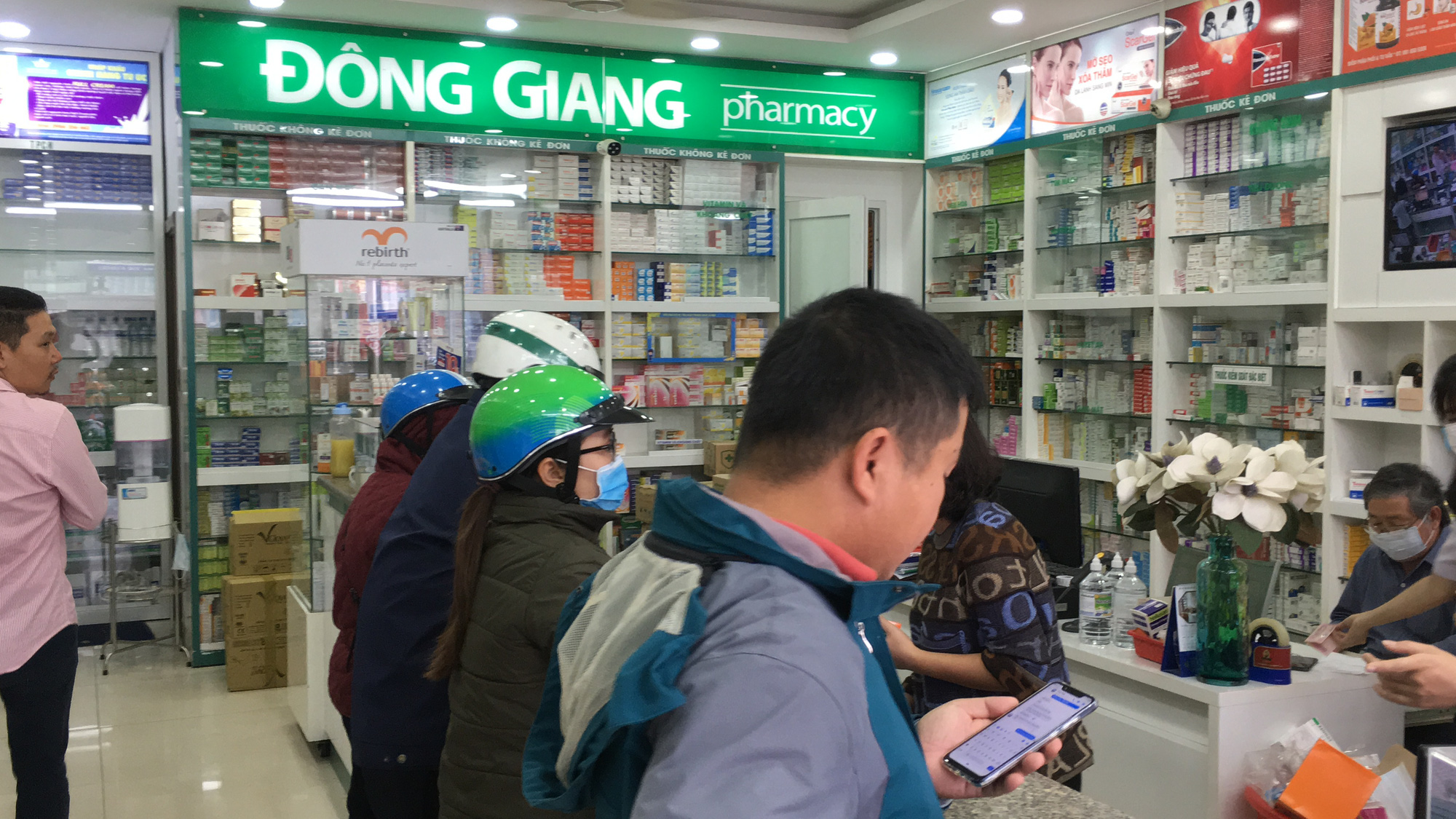 Nhà thuốc Đà Nẵng phát miễn phí khẩu trang giữa 'bão'  tăng giá gấp 3-4 lần - Ảnh 8.
