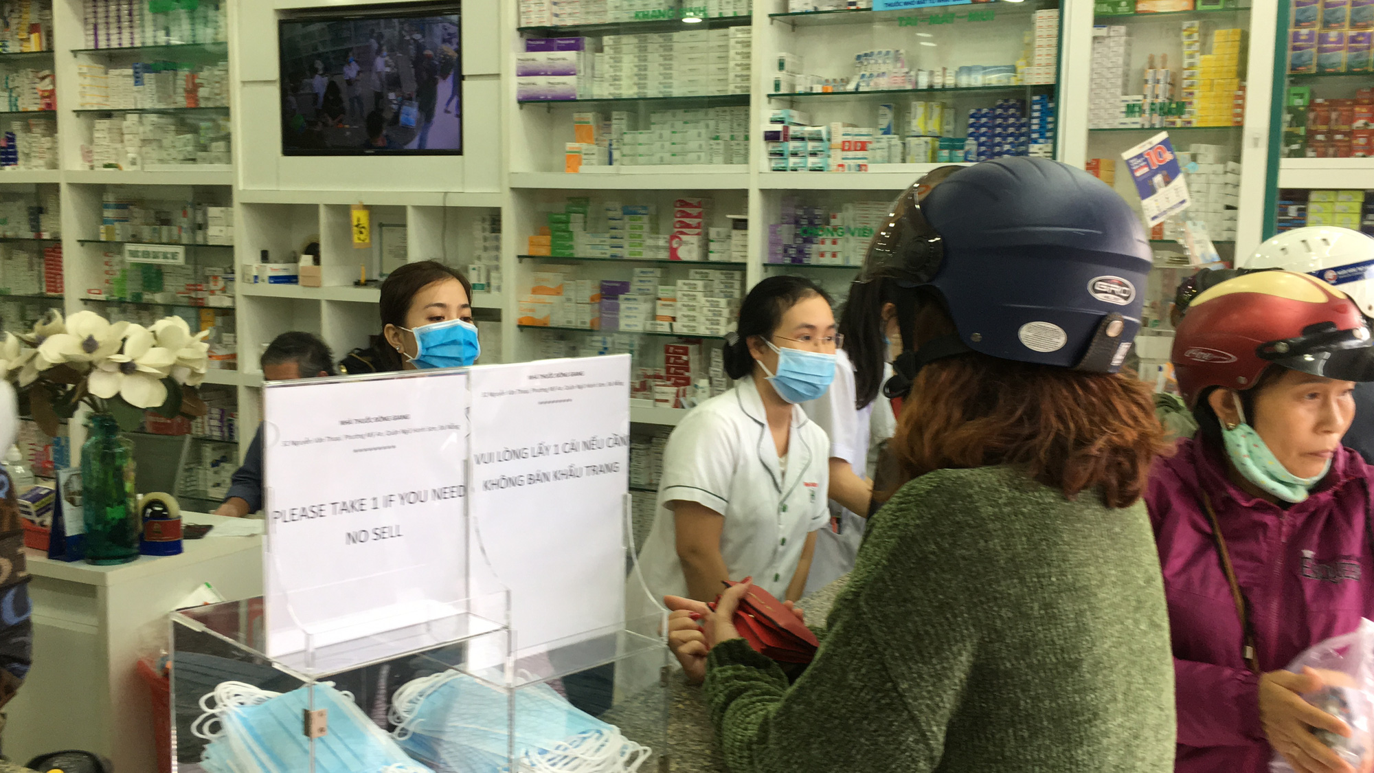 Nhà thuốc Đà Nẵng phát miễn phí khẩu trang giữa 'bão'  tăng giá gấp 3-4 lần - Ảnh 7.