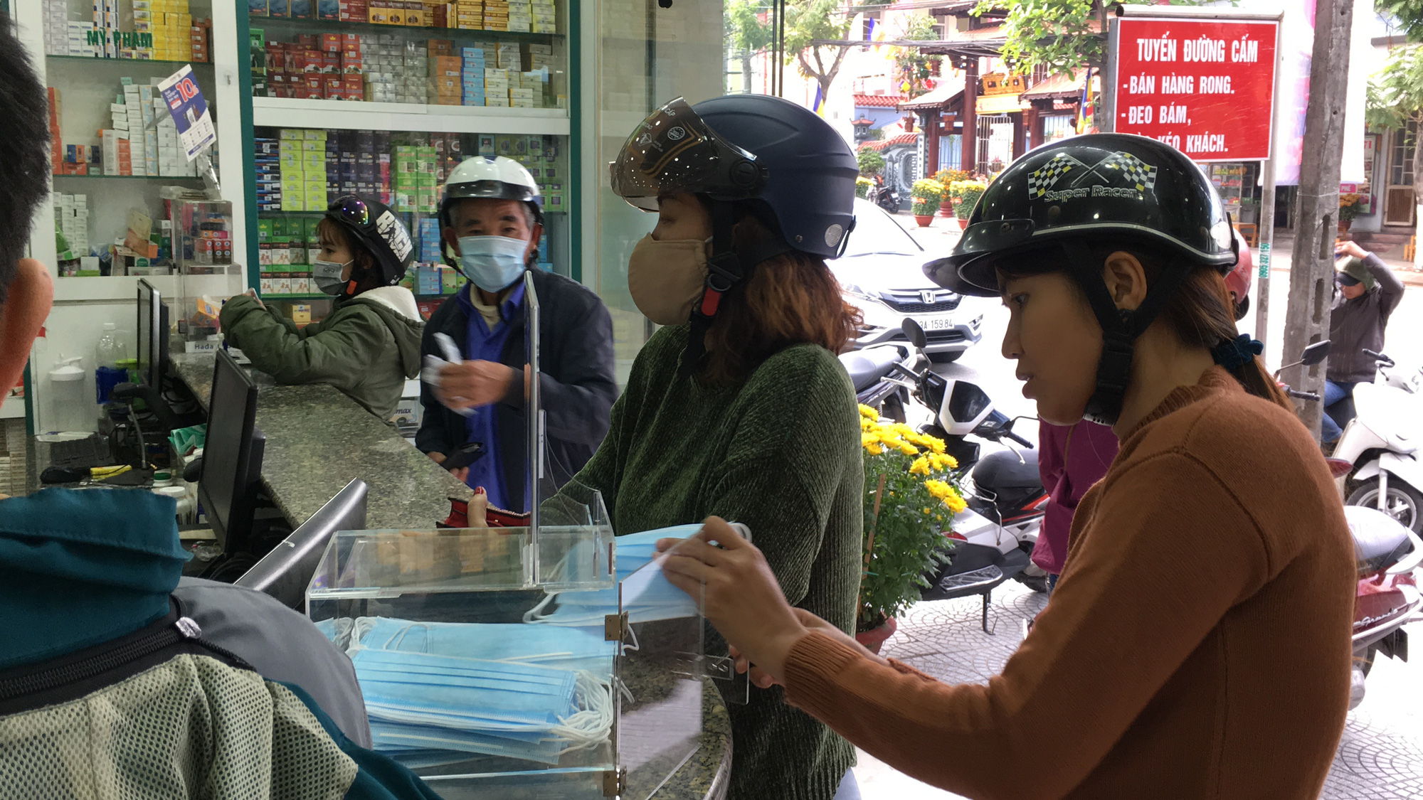 Nhà thuốc Đà Nẵng phát miễn phí khẩu trang giữa 'bão'  tăng giá gấp 3-4 lần - Ảnh 5.