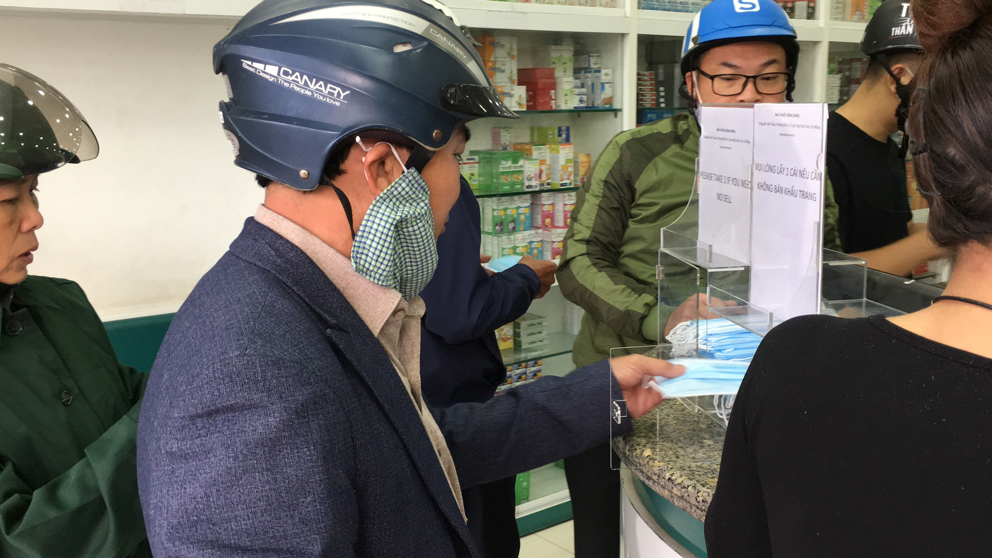 Nhà thuốc Đà Nẵng phát miễn phí khẩu trang giữa 'bão'  tăng giá gấp 3-4 lần - Ảnh 6.