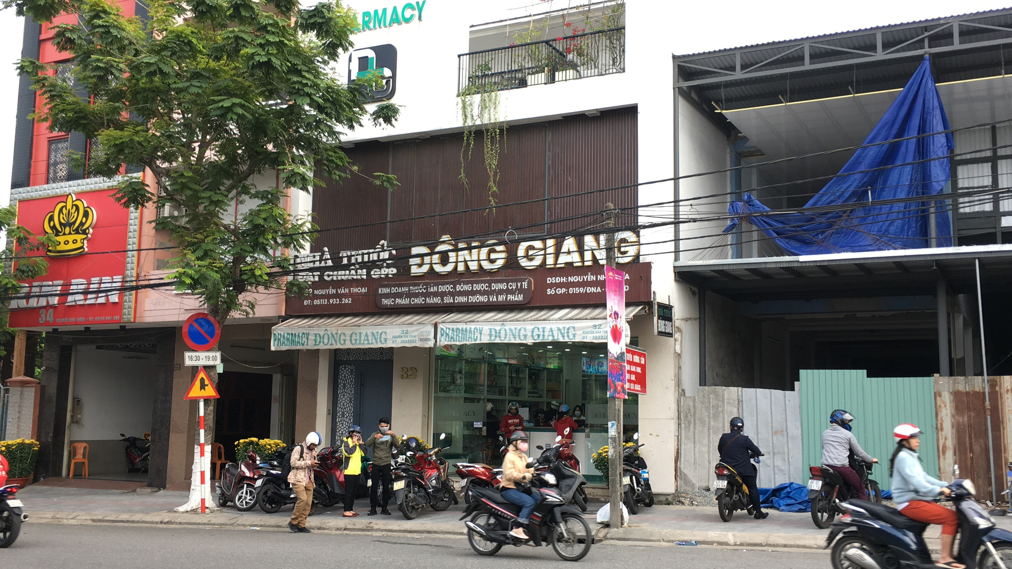 Nhà thuốc Đà Nẵng phát miễn phí khẩu trang giữa 'bão'  tăng giá gấp 3-4 lần - Ảnh 1.