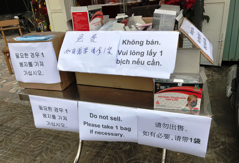 Hình ảnh phát khẩu trang miễn phí đầy nhân văn giữa bao vây tăng giá - Ảnh 5. Hình ảnh phát khẩu trang miễn phí đầy nhân văn giữa bao vây tăng giá - Ảnh 5.