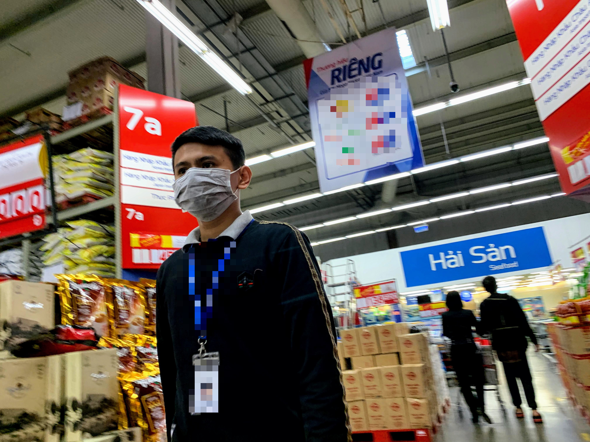 Tất cả các kệ hàng trống trơn, Hà Nội đang cạn kiệt khẩu trang y tế phòng dịch? - Ảnh 10. Tất cả các kệ hàng trống trơn, Hà Nội đang cạn kiệt khẩu trang y tế phòng dịch? - Ảnh 10.