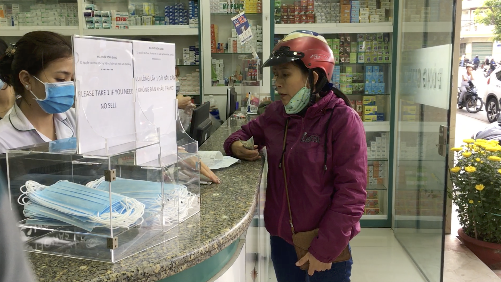 Nhà thuốc Đà Nẵng phát miễn phí khẩu trang giữa 'bão'  tăng giá gấp 3-4 lần - Ảnh 2.
