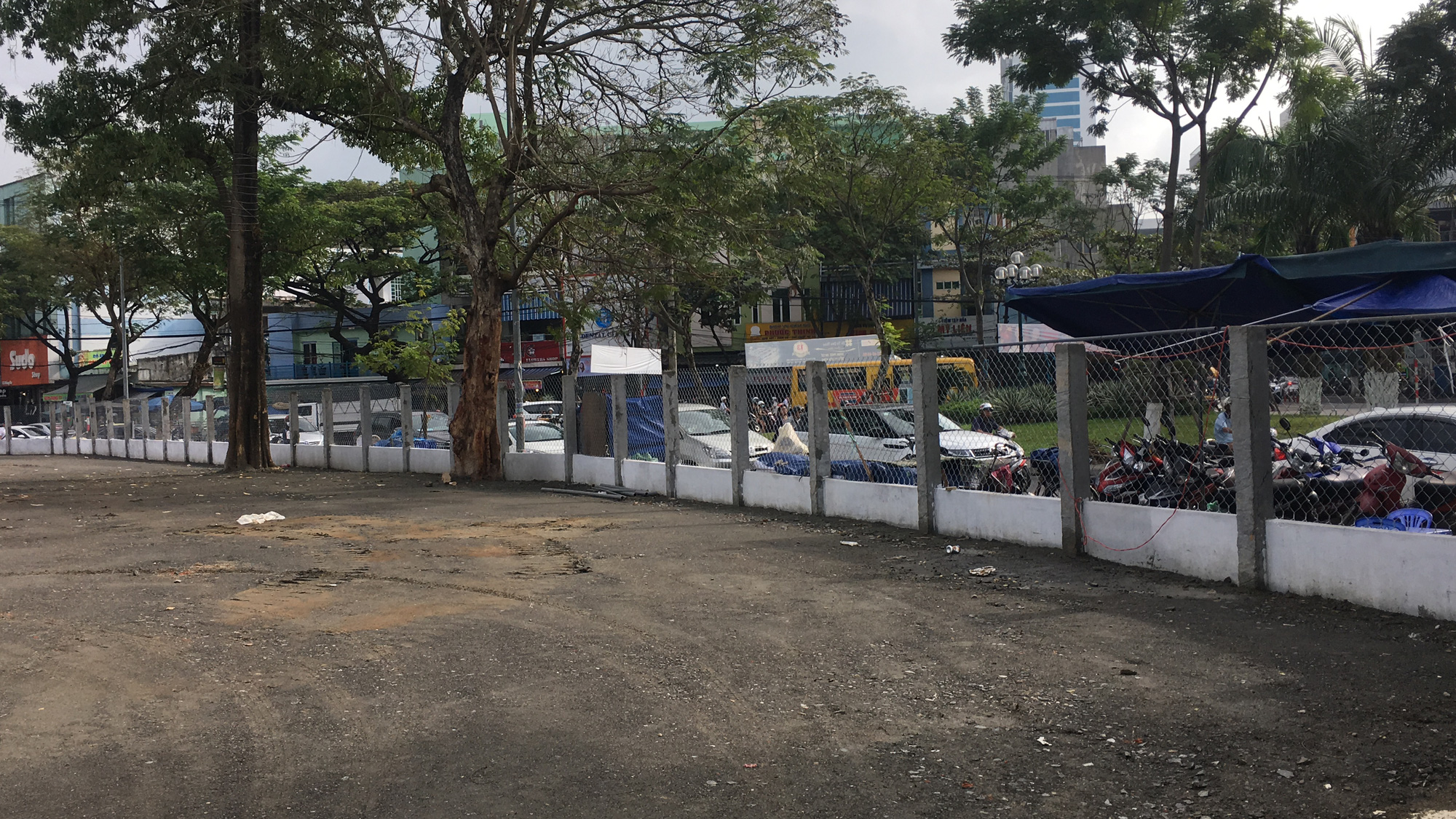 Bãi đỗ ô tô tạm khoảng 300 chỗ trung tâm Đà Nẵng hoạt động trước Tết Canh Tý 2020 - Ảnh 5. Bãi đỗ ô tô tạm khoảng 300 chỗ trung tâm Đà Nẵng hoạt động trước Tết Canh Tý 2020 - Ảnh 5.