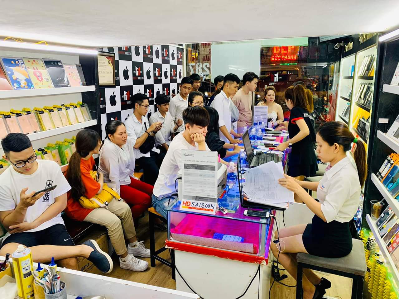 Nhiều dòng iPhone cũ thi nhau giảm giá, 15 triệu đồng đã có thể mua được hàng cao cấp - Ảnh 1. Nhiều dòng iPhone cũ thi nhau giảm giá, 15 triệu đồng đã có thể mua được hàng cao cấp - Ảnh 1.