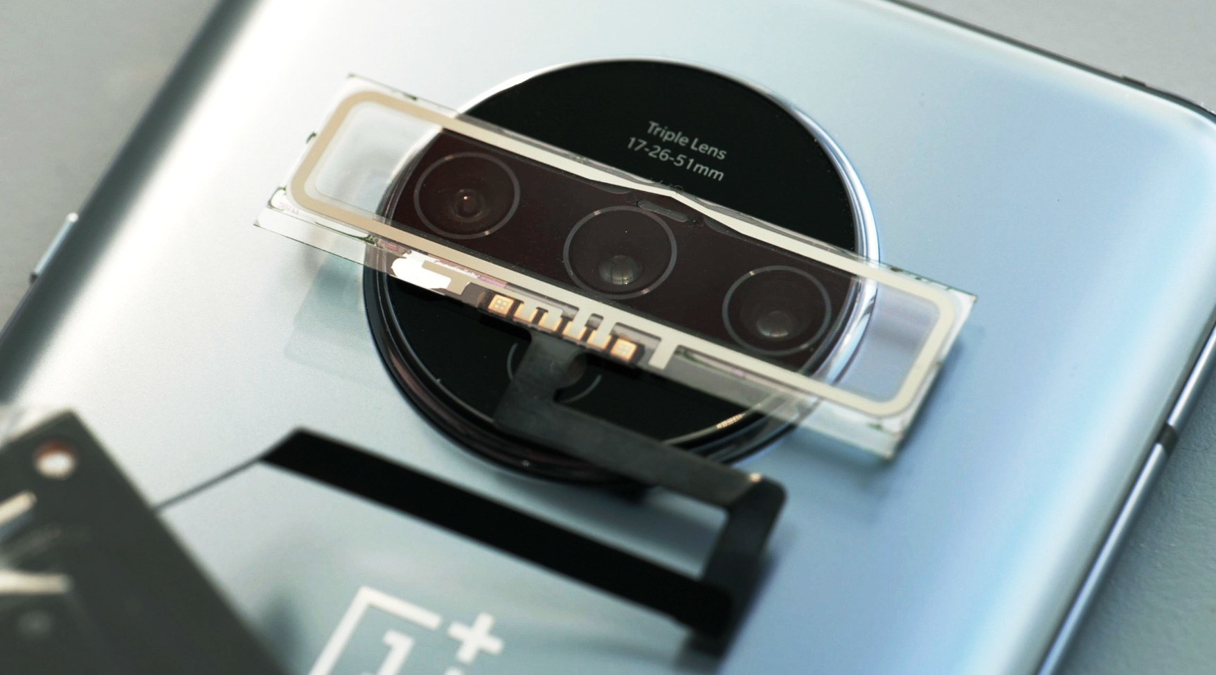 OnePlus vượt mặt Samsung và Apple trở thành hãng sở hữu camera vô hình đầu tiên - Ảnh 2. OnePlus vượt mặt Samsung và Apple trở thành hãng sở hữu camera vô hình đầu tiên - Ảnh 2.