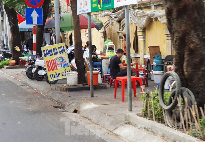 Hàng loạt Chủ tịch phường, quận của Hải Phòng bị phê bình vì vỉa hè bị lấn chiếm - Ảnh 3. Hàng loạt Chủ tịch phường, quận của Hải Phòng bị phê bình vì vỉa hè bị lấn chiếm - Ảnh 3.