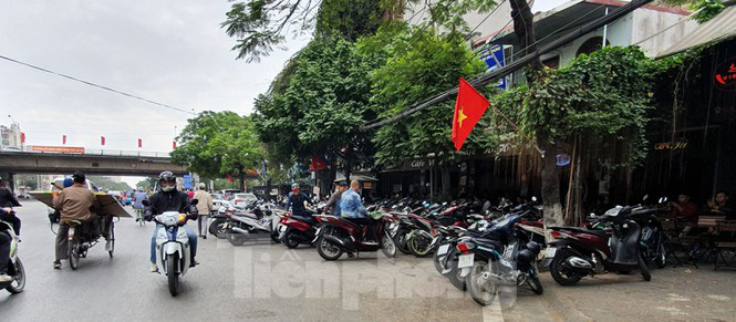 Hàng loạt Chủ tịch phường, quận của Hải Phòng bị phê bình vì vỉa hè bị lấn chiếm - Ảnh 6. Hàng loạt Chủ tịch phường, quận của Hải Phòng bị phê bình vì vỉa hè bị lấn chiếm - Ảnh 6.