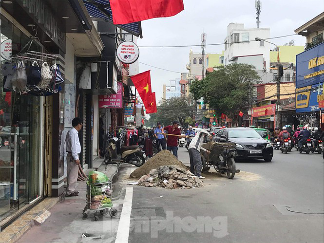 Hàng loạt Chủ tịch phường, quận của Hải Phòng bị phê bình vì vỉa hè bị lấn chiếm - Ảnh 2. Hàng loạt Chủ tịch phường, quận của Hải Phòng bị phê bình vì vỉa hè bị lấn chiếm - Ảnh 2.