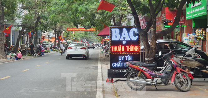 Hàng loạt Chủ tịch phường, quận của Hải Phòng bị phê bình vì vỉa hè bị lấn chiếm - Ảnh 4. Hàng loạt Chủ tịch phường, quận của Hải Phòng bị phê bình vì vỉa hè bị lấn chiếm - Ảnh 4.