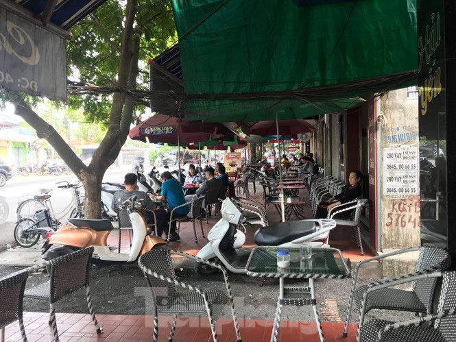 Hàng loạt Chủ tịch phường, quận của Hải Phòng bị phê bình vì vỉa hè bị lấn chiếm - Ảnh 7. Hàng loạt Chủ tịch phường, quận của Hải Phòng bị phê bình vì vỉa hè bị lấn chiếm - Ảnh 7.