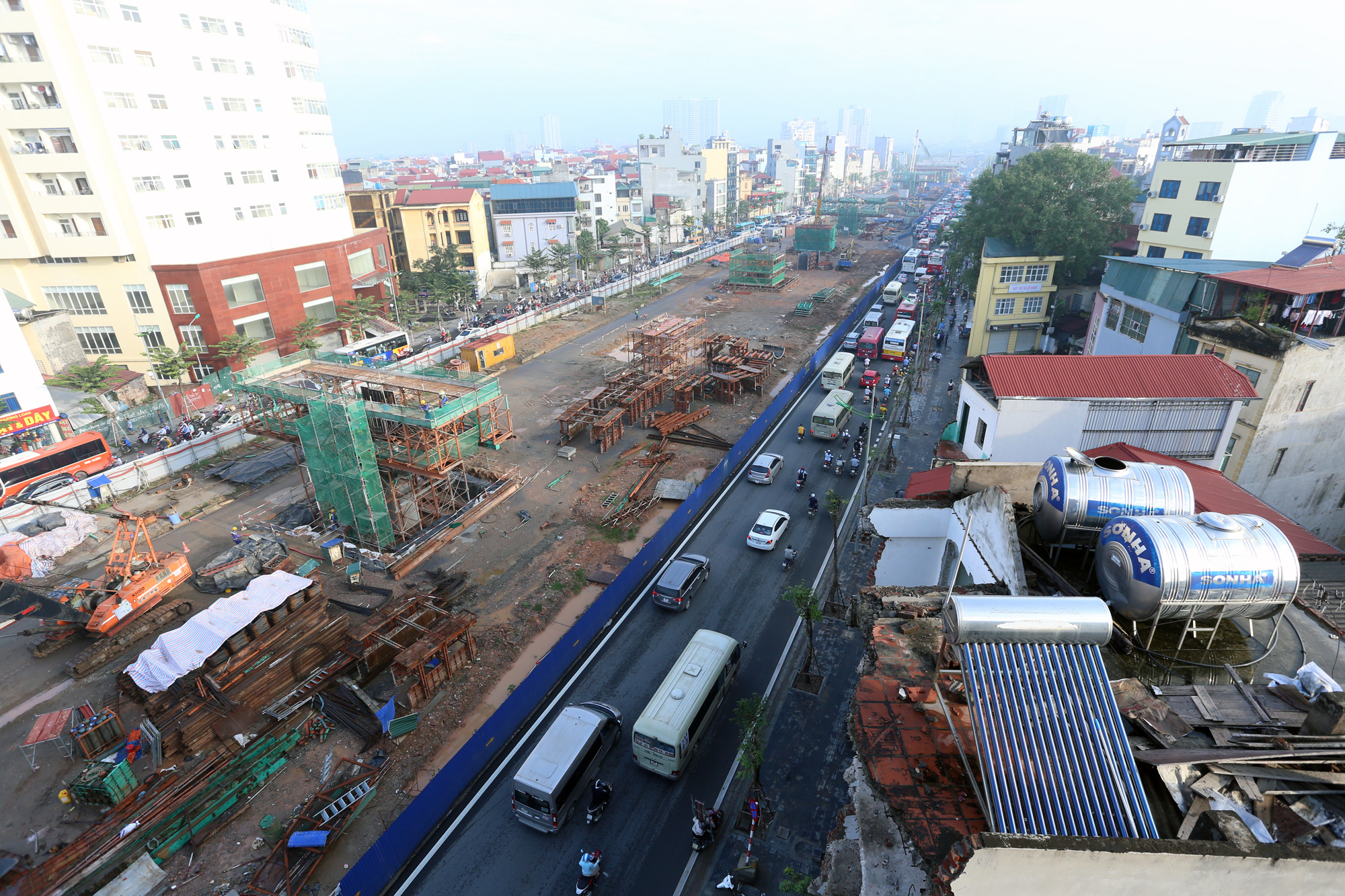 Tiếp tục rào chắn, phân luồng đường Phạm Văn Đồng 6 tháng để thi công cầu cạn - Ảnh 2. Tiếp tục rào chắn, phân luồng đường Phạm Văn Đồng 6 tháng để thi công cầu cạn - Ảnh 2.