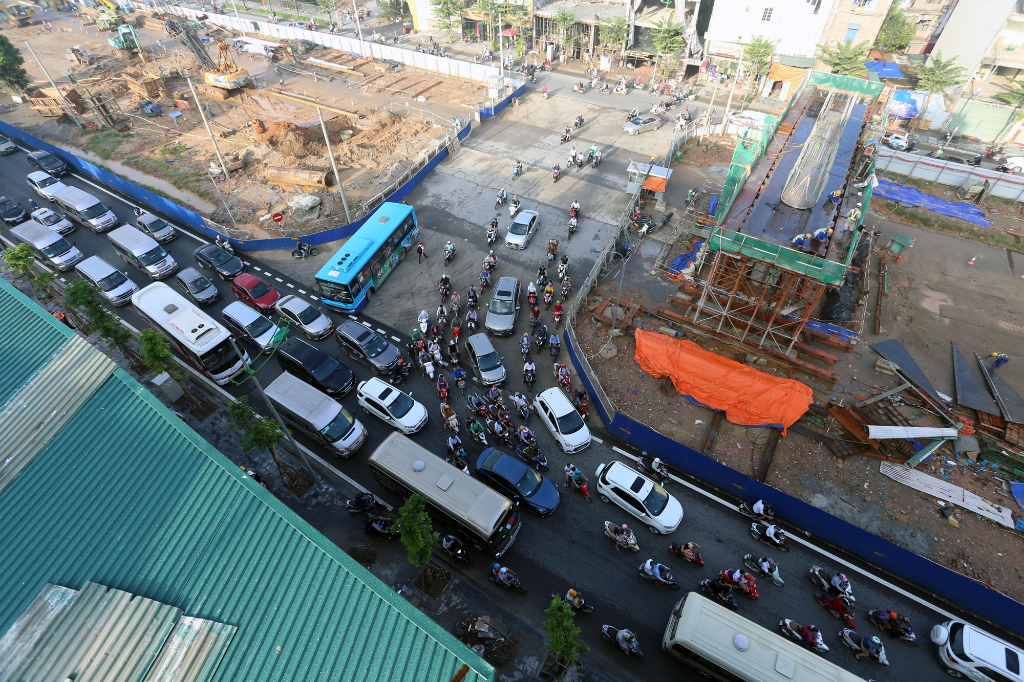 Tiếp tục rào chắn, phân luồng đường Phạm Văn Đồng 6 tháng để thi công cầu cạn - Ảnh 3. Tiếp tục rào chắn, phân luồng đường Phạm Văn Đồng 6 tháng để thi công cầu cạn - Ảnh 3.