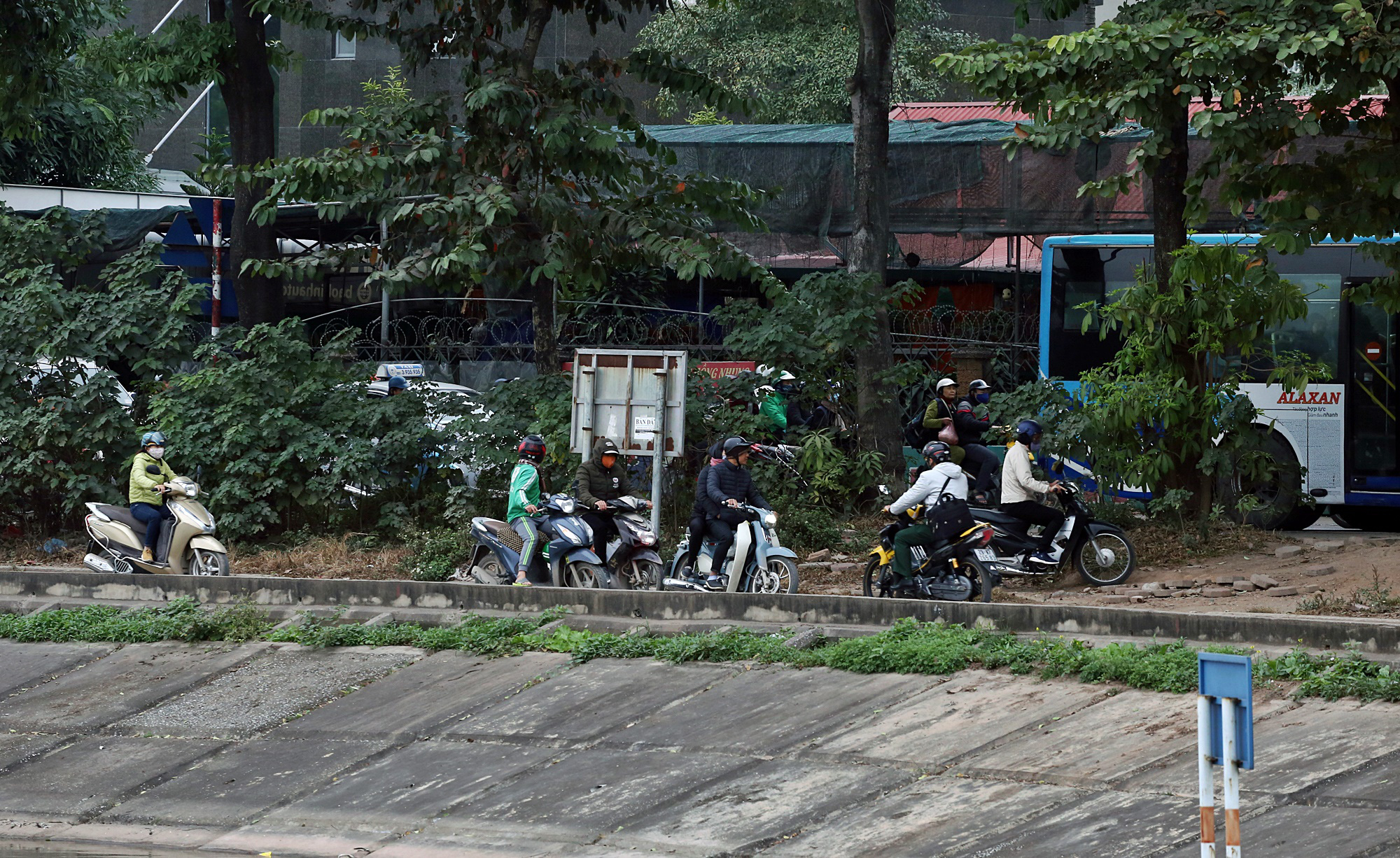 200m đường dang dở 'bóp nghẹt' giao thông khu Linh Đàm hơn hai thập kỉ - Ảnh 12. 200m đường dang dở 'bóp nghẹt' giao thông khu Linh Đàm hơn hai thập kỉ - Ảnh 12.