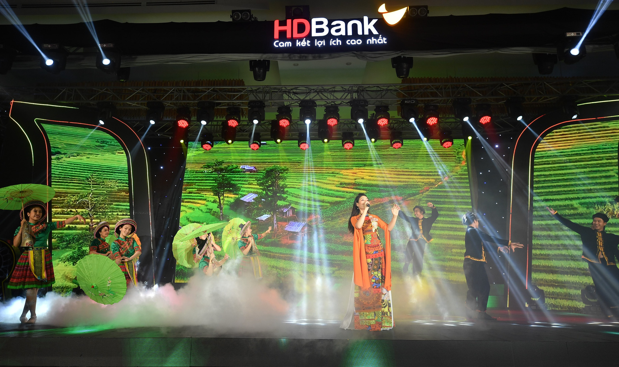 HDBank kỉ niệm 30 năm hoạt động: Ngày hội lớn hơn của 16.000 CBNV - Ảnh 9. HDBank kỉ niệm 30 năm hoạt động: Ngày hội lớn hơn của 16.000 CBNV - Ảnh 9.