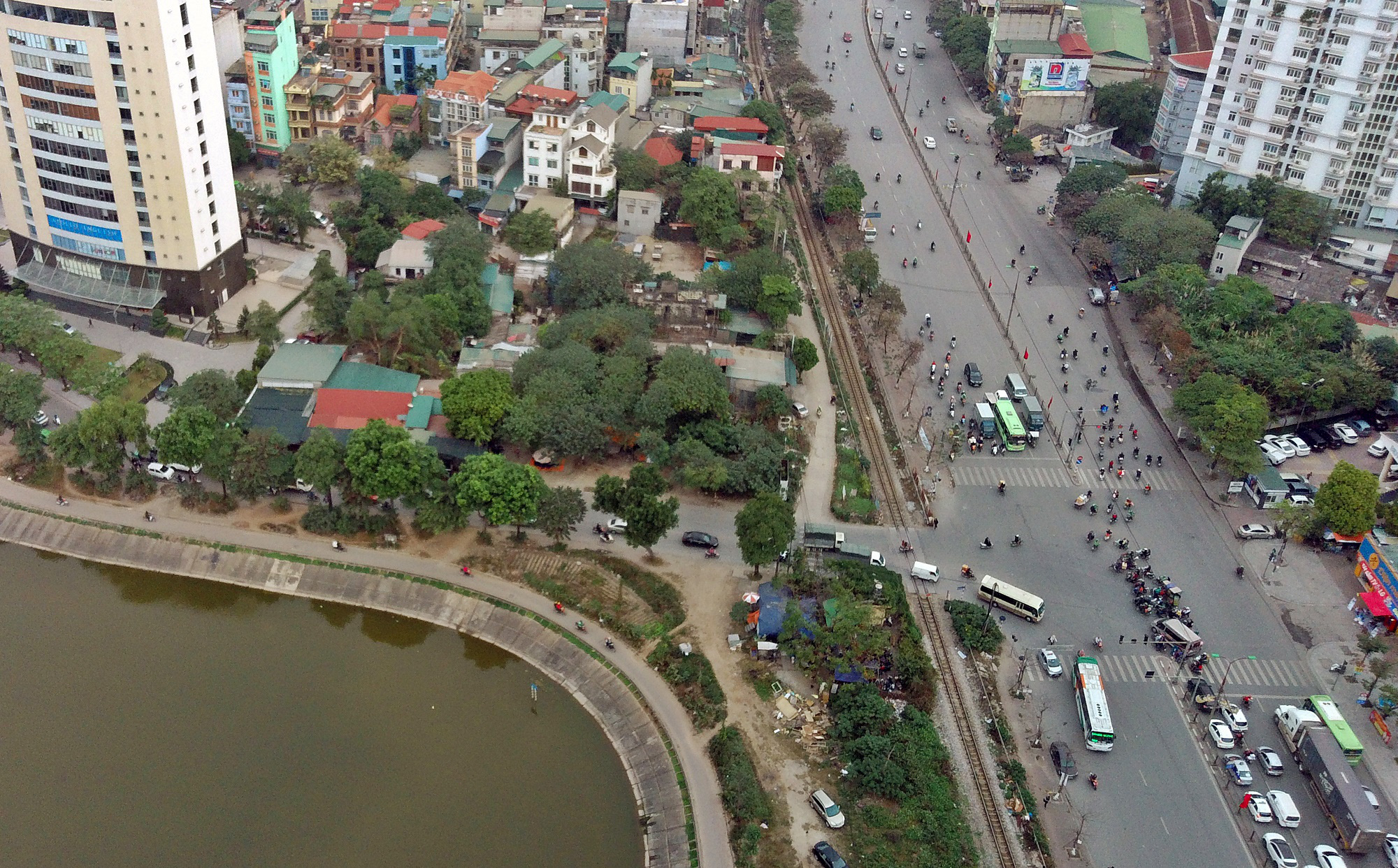 200m đường dang dở 'bóp nghẹt' giao thông khu Linh Đàm hơn hai thập kỉ - Ảnh 4. 200m đường dang dở 'bóp nghẹt' giao thông khu Linh Đàm hơn hai thập kỉ - Ảnh 4.
