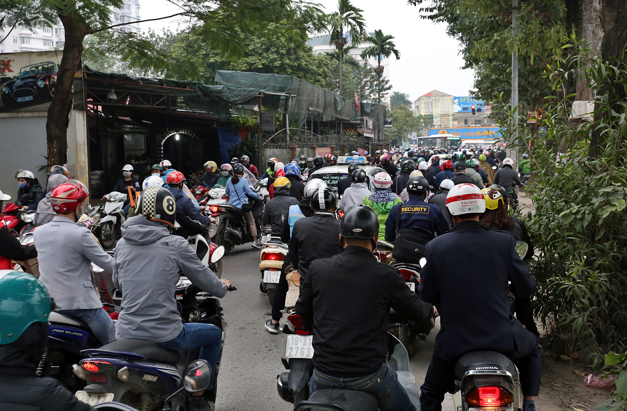 200m đường dang dở 'bóp nghẹt' giao thông khu Linh Đàm hơn hai thập kỉ - Ảnh 6. 200m đường dang dở 'bóp nghẹt' giao thông khu Linh Đàm hơn hai thập kỉ - Ảnh 6.