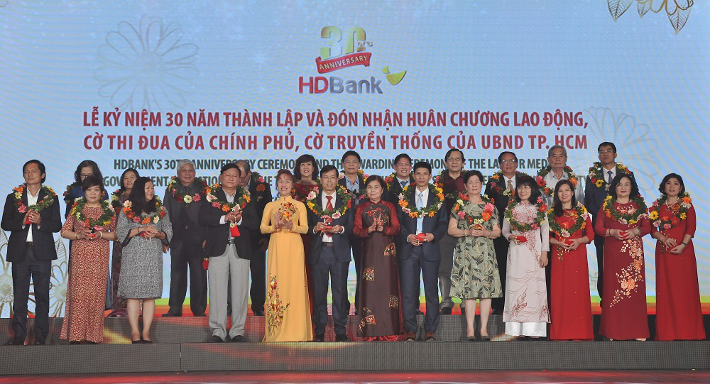HDBank kỉ niệm 30 năm hoạt động: Ngày hội lớn hơn của 16.000 CBNV - Ảnh 7. HDBank kỉ niệm 30 năm hoạt động: Ngày hội lớn hơn của 16.000 CBNV - Ảnh 7.