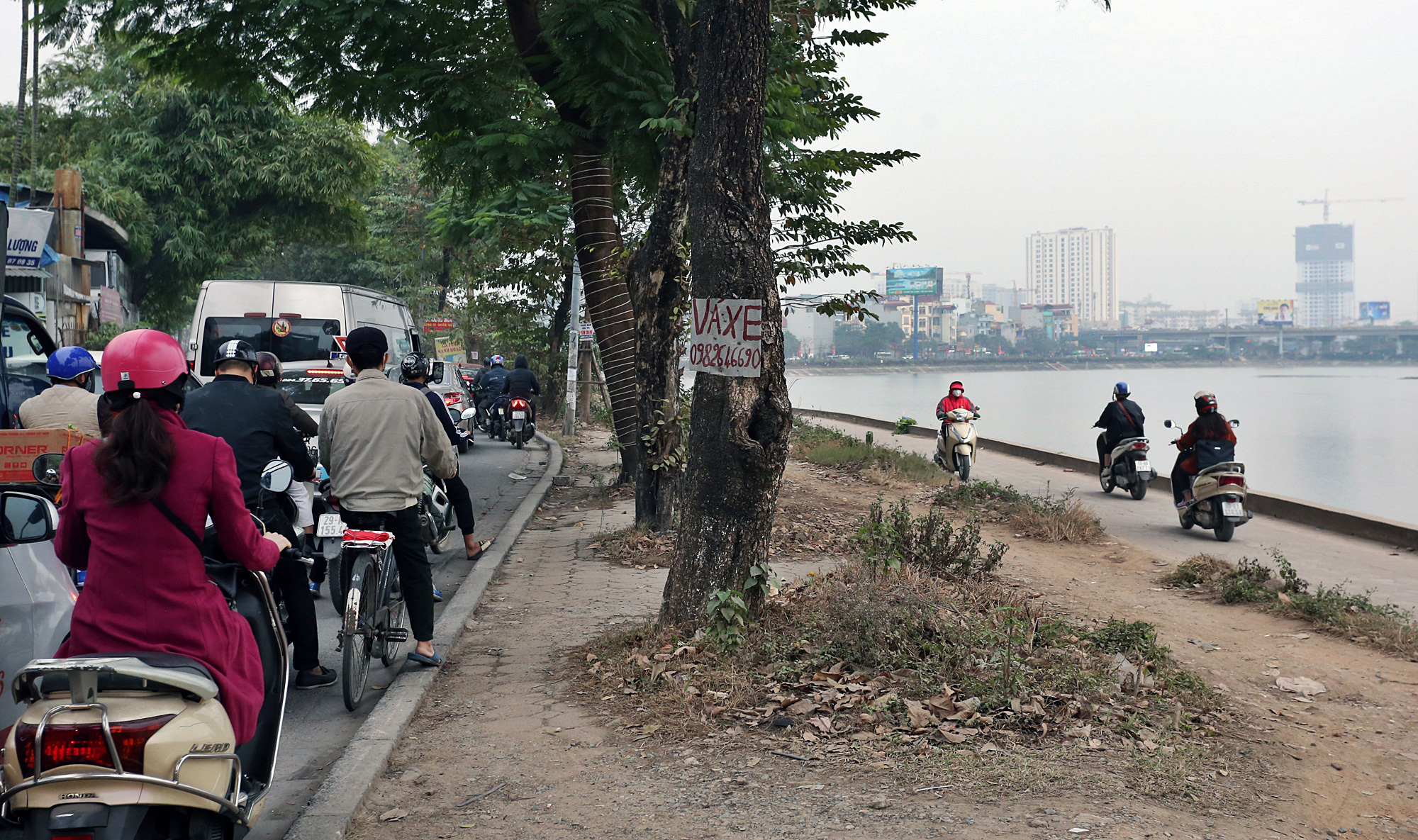 200m đường dang dở 'bóp nghẹt' giao thông khu Linh Đàm hơn hai thập kỉ - Ảnh 9. 200m đường dang dở 'bóp nghẹt' giao thông khu Linh Đàm hơn hai thập kỉ - Ảnh 9.