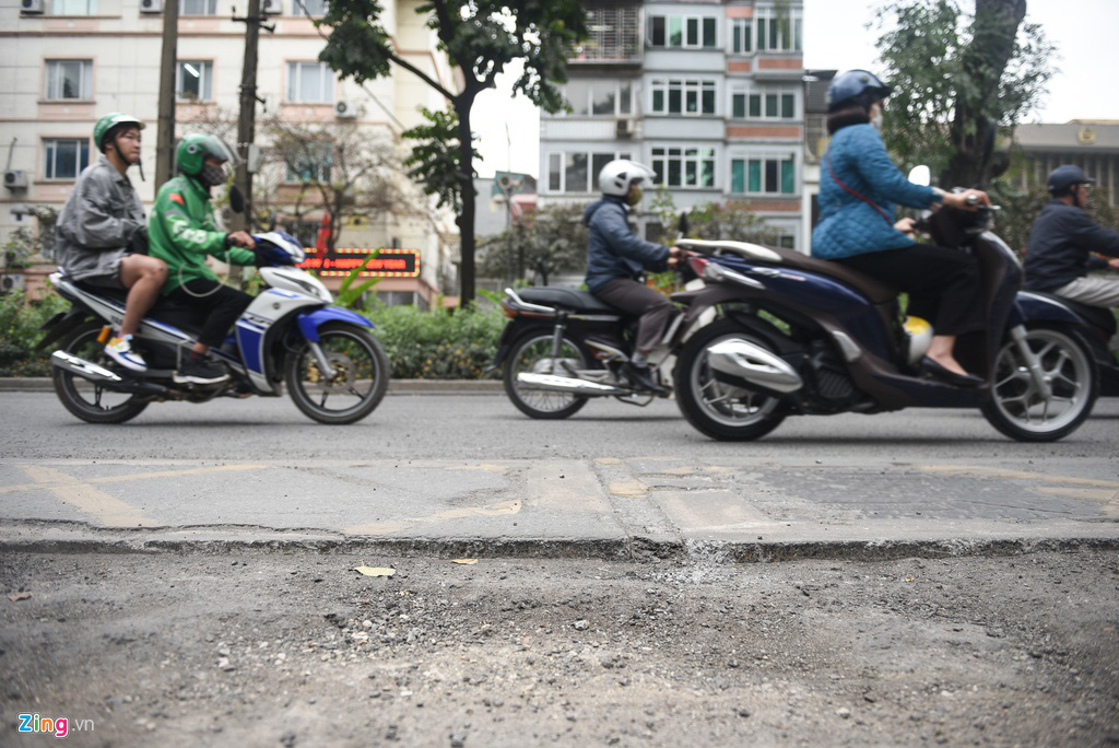 Đường phố bị lật tung lên sửa chữa dịp cuối năm - Ảnh 3. Đường phố bị lật tung lên sửa chữa dịp cuối năm - Ảnh 3.