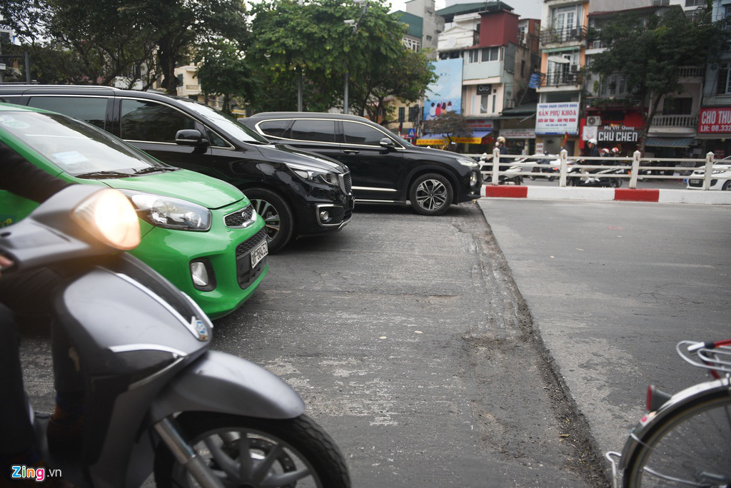 Đường phố bị lật tung lên sửa chữa dịp cuối năm - Ảnh 8. Đường phố bị lật tung lên sửa chữa dịp cuối năm - Ảnh 8.