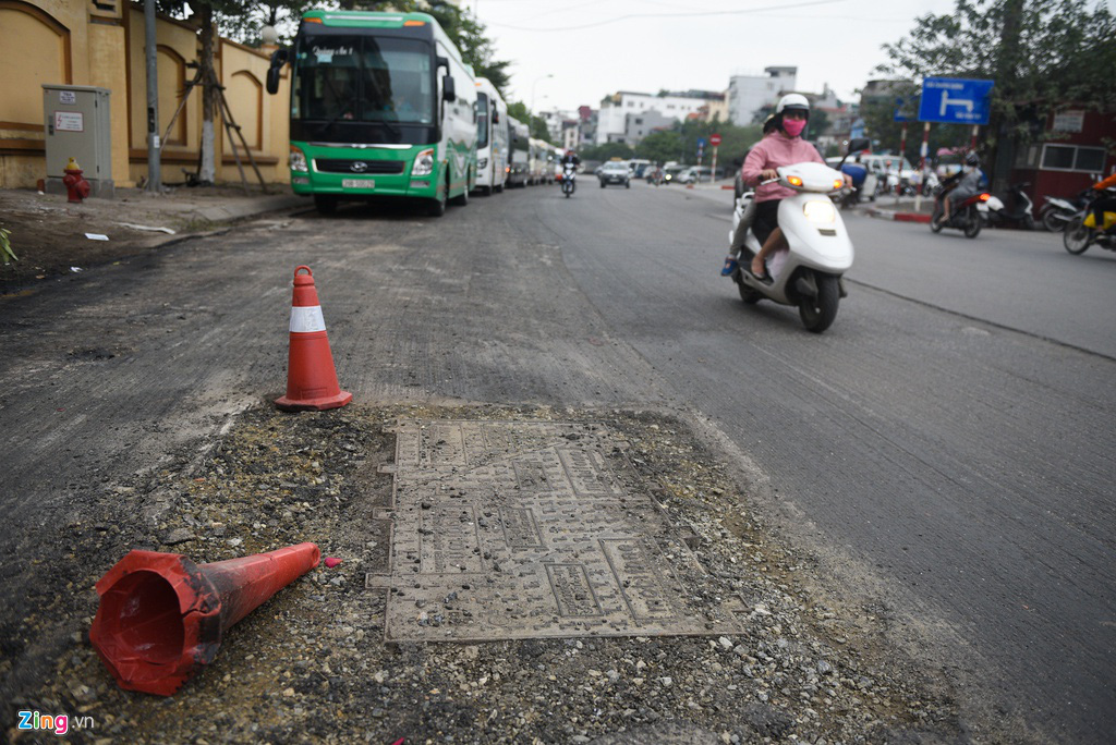 Đường phố bị lật tung lên sửa chữa dịp cuối năm - Ảnh 9. Đường phố bị lật tung lên sửa chữa dịp cuối năm - Ảnh 9.
