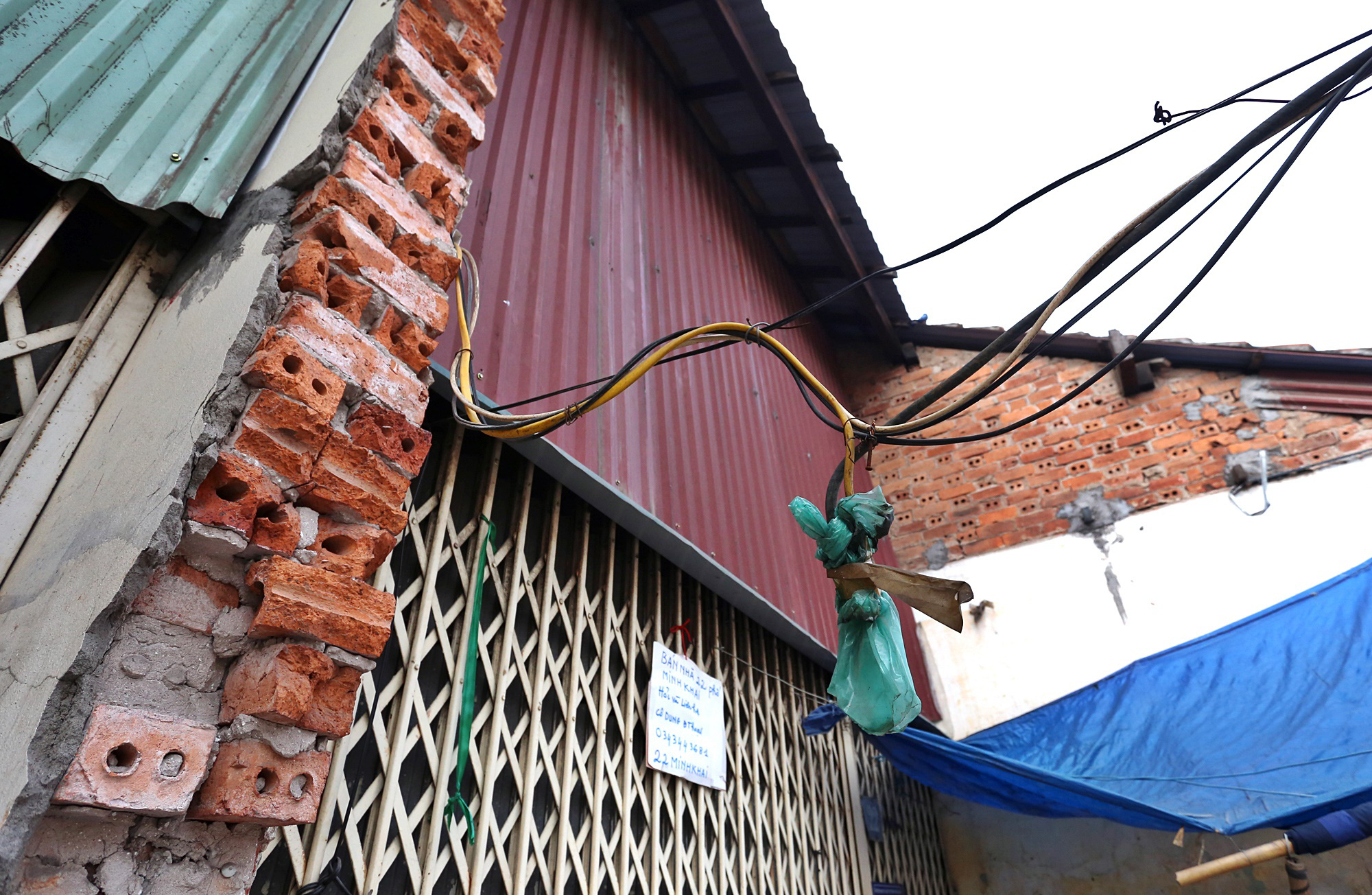 Dây cáp 'giăng tơ' trên đầu người dân ở đường Đại La, Minh Khai những ngày cận Tết - Ảnh 10. Dây cáp 'giăng tơ' trên đầu người dân ở đường Đại La, Minh Khai những ngày cận Tết - Ảnh 10.