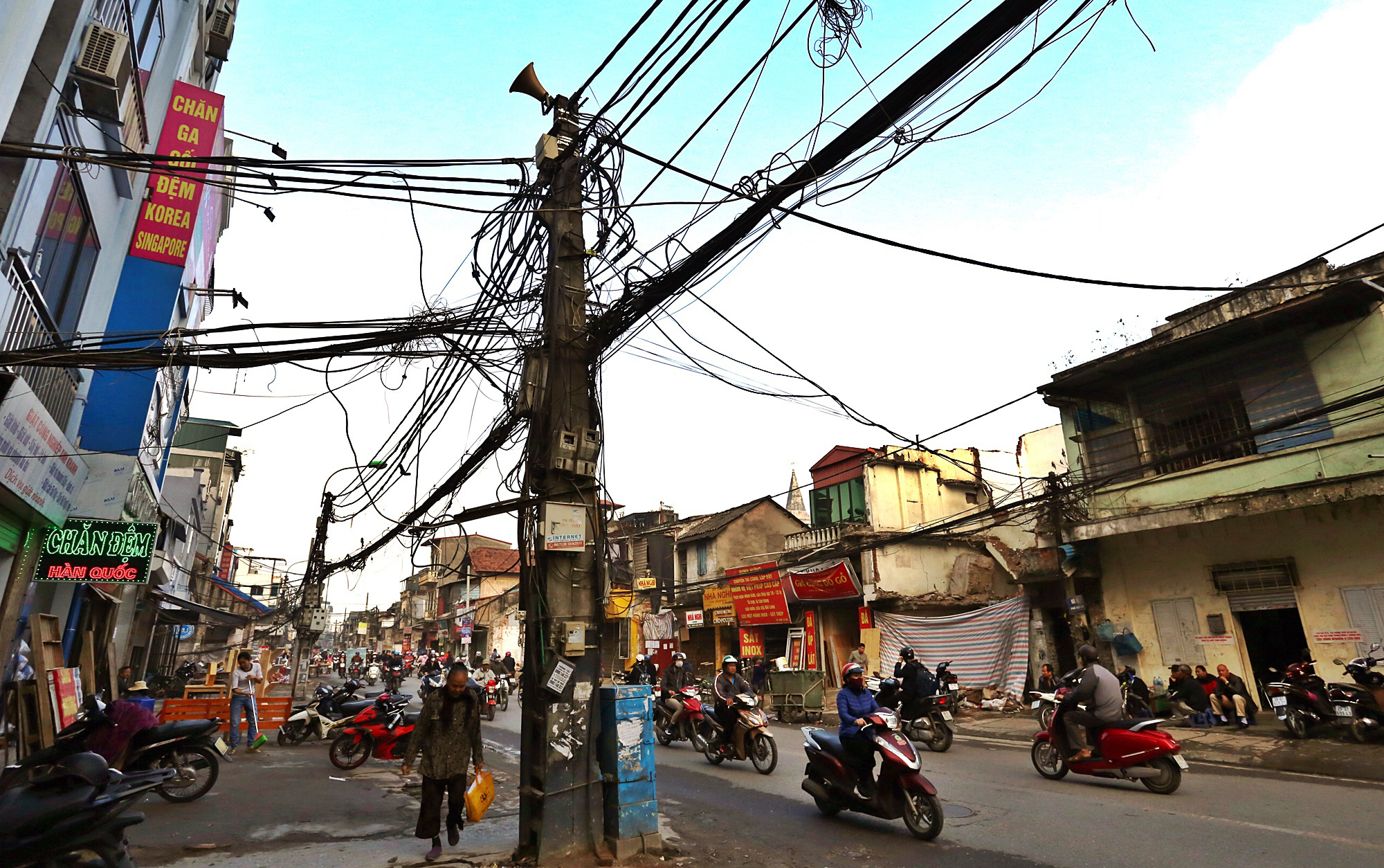 Dây cáp 'giăng tơ' trên đầu người dân ở đường Đại La, Minh Khai những ngày cận Tết - Ảnh 11. Dây cáp 'giăng tơ' trên đầu người dân ở đường Đại La, Minh Khai những ngày cận Tết - Ảnh 11.