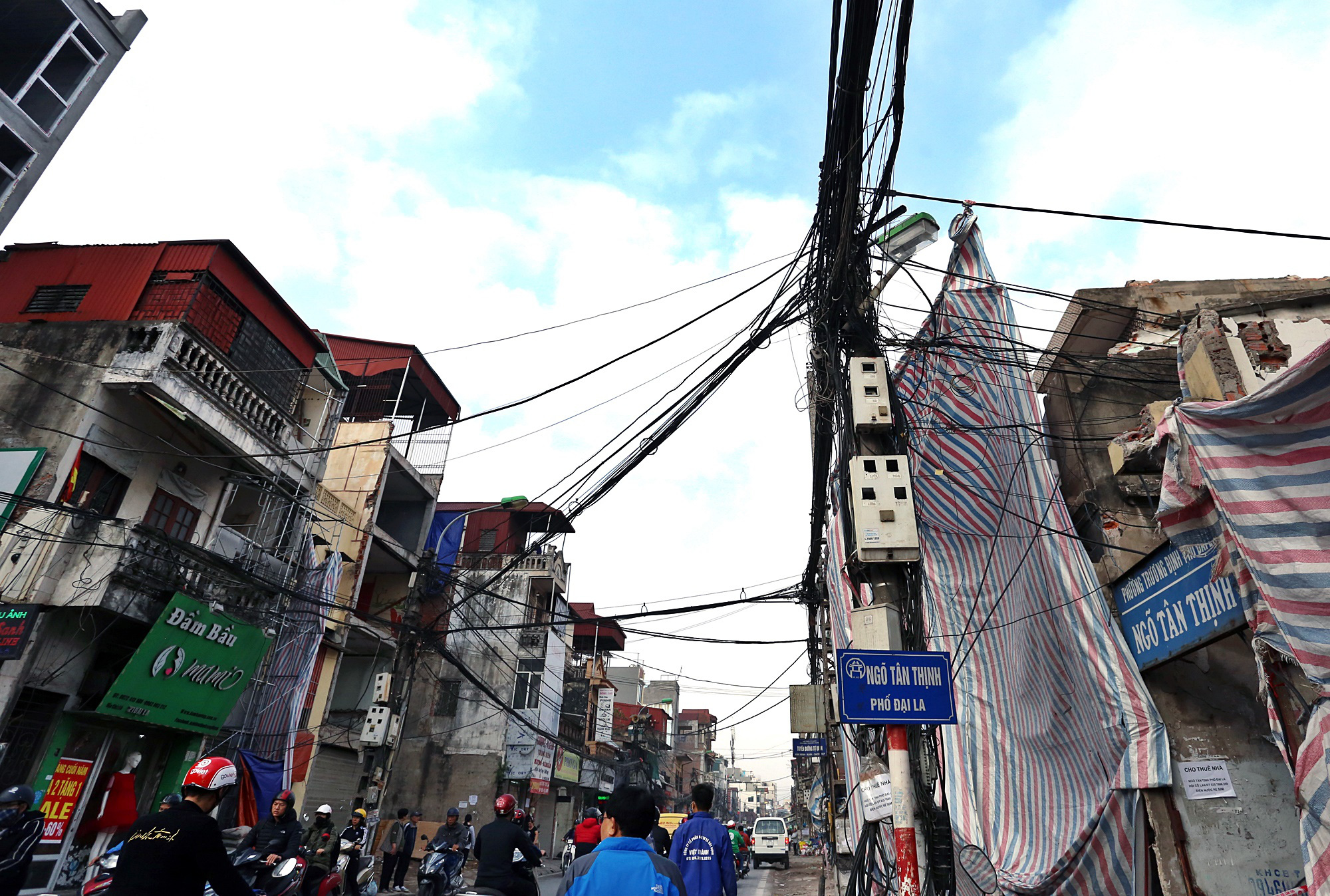 Dây cáp 'giăng tơ' trên đầu người dân ở đường Đại La, Minh Khai những ngày cận Tết - Ảnh 12. Dây cáp 'giăng tơ' trên đầu người dân ở đường Đại La, Minh Khai những ngày cận Tết - Ảnh 12.