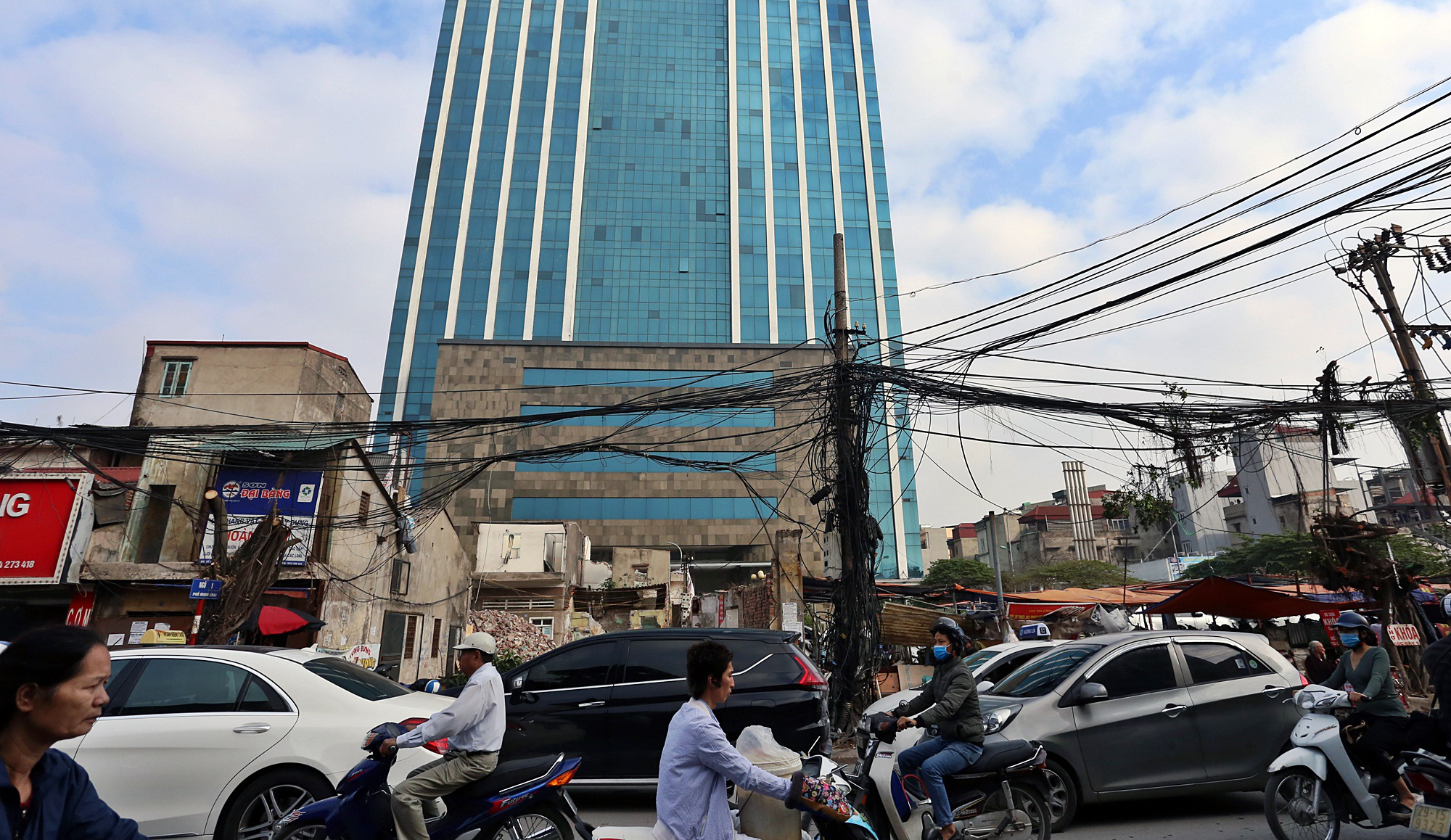 Dây cáp 'giăng tơ' trên đầu người dân ở đường Đại La, Minh Khai những ngày cận Tết - Ảnh 14. Dây cáp 'giăng tơ' trên đầu người dân ở đường Đại La, Minh Khai những ngày cận Tết - Ảnh 14.