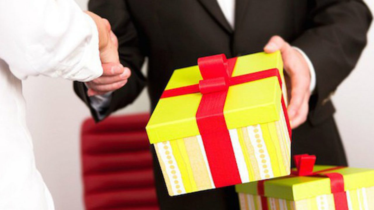 Trước khi biếu quà Tết cho sếp, hãy ghi nhớ 8 nguyên tắc tặng quà Tết cho sếp này - Ảnh 1. Trước khi biếu quà Tết cho sếp, hãy ghi nhớ 8 nguyên tắc tặng quà Tết cho sếp này - Ảnh 1.
