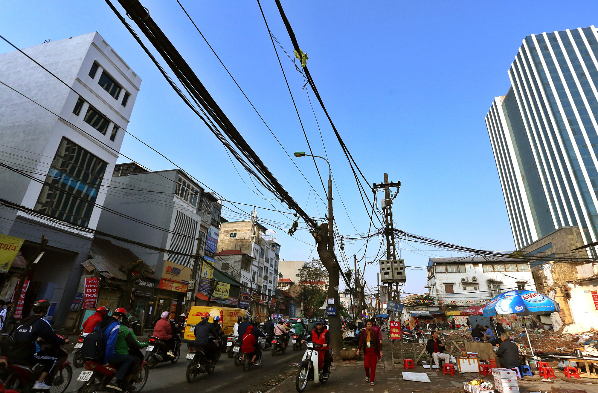 Dây cáp 'giăng tơ' trên đầu người dân ở đường Đại La, Minh Khai những ngày cận Tết - Ảnh 2. Dây cáp 'giăng tơ' trên đầu người dân ở đường Đại La, Minh Khai những ngày cận Tết - Ảnh 2.