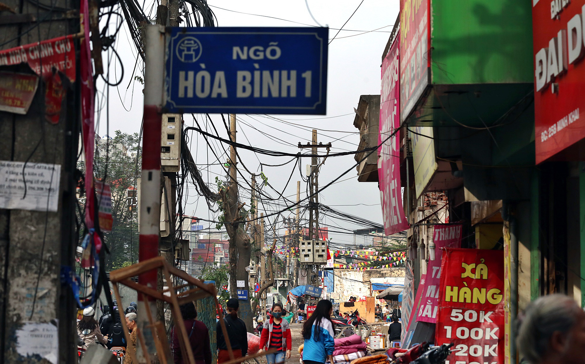 Dây cáp 'giăng tơ' trên đầu người dân ở đường Đại La, Minh Khai những ngày cận Tết - Ảnh 3. Dây cáp 'giăng tơ' trên đầu người dân ở đường Đại La, Minh Khai những ngày cận Tết - Ảnh 3.