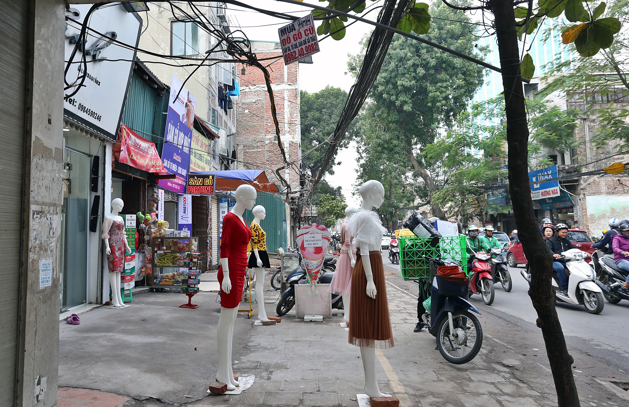 Dây cáp 'giăng tơ' trên đầu người dân ở đường Đại La, Minh Khai những ngày cận Tết - Ảnh 6. Dây cáp 'giăng tơ' trên đầu người dân ở đường Đại La, Minh Khai những ngày cận Tết - Ảnh 6.