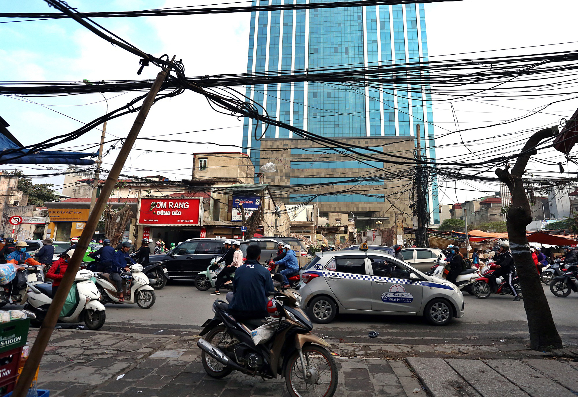 Dây cáp 'giăng tơ' trên đầu người dân ở đường Đại La, Minh Khai những ngày cận Tết - Ảnh 7. Dây cáp 'giăng tơ' trên đầu người dân ở đường Đại La, Minh Khai những ngày cận Tết - Ảnh 7.