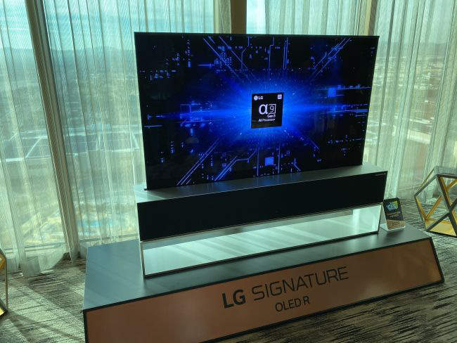 LG ra mắt TV màn hình cuộn OLED tại sự kiện CES 2020, giá có thể lên tới 60.000 USD - Ảnh 1. LG-ra-mat-TV-man-hinh-cuon-OLED-tai-su-kien-CES-2020-gia-co-the-len-toi-60-000-USD-1