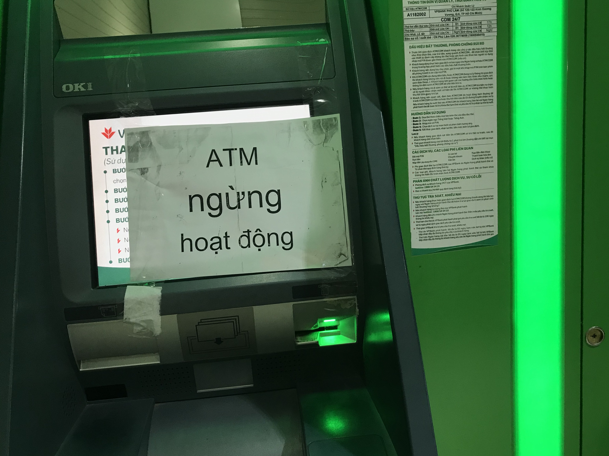 Chưa tới Tết, ATM đã hết tiền, cáo bệnh ngừng hoạt động - Ảnh 2. Chưa tới Tết, ATM đã hết tiền, cáo bệnh ngừng hoạt động - Ảnh 2.