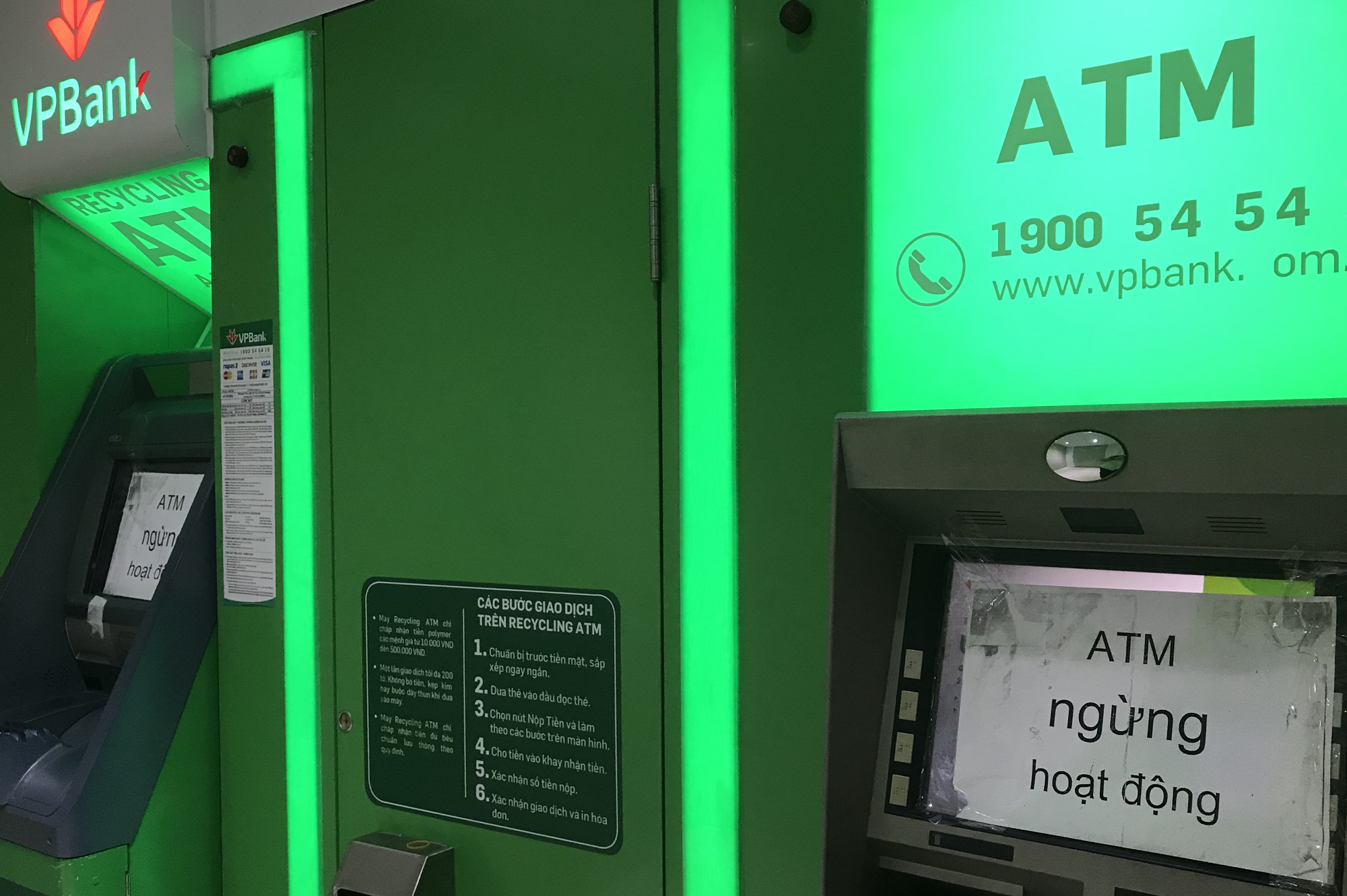 Chưa tới Tết, ATM đã hết tiền, cáo bệnh ngừng hoạt động - Ảnh 3. Chưa tới Tết, ATM đã hết tiền, cáo bệnh ngừng hoạt động - Ảnh 3.