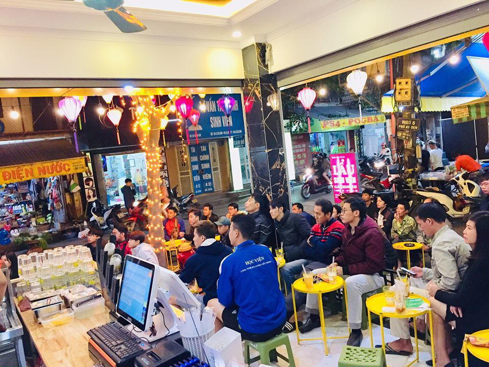 Ghế nhựa ngắm phố, cuộc chiến 'thay máu' trên vỉa hè Hà Nội - Ảnh 2. Ghế nhựa ngắm phố, cuộc chiến 'thay máu' trên vỉa hè Hà Nội - Ảnh 2.